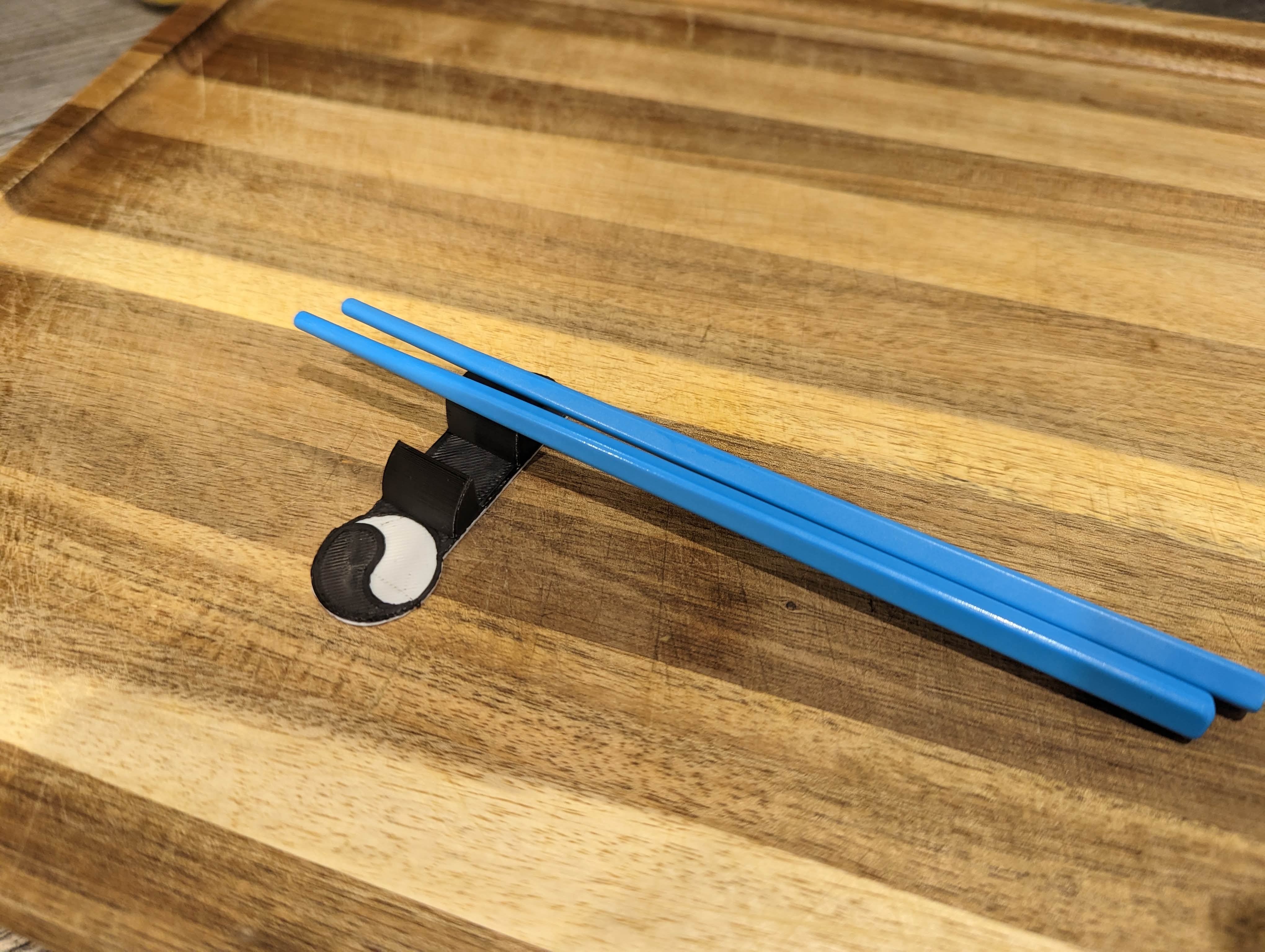 Keychain - Chopsticksholder - Phoneholder - Chopping cart token (yin and yang)