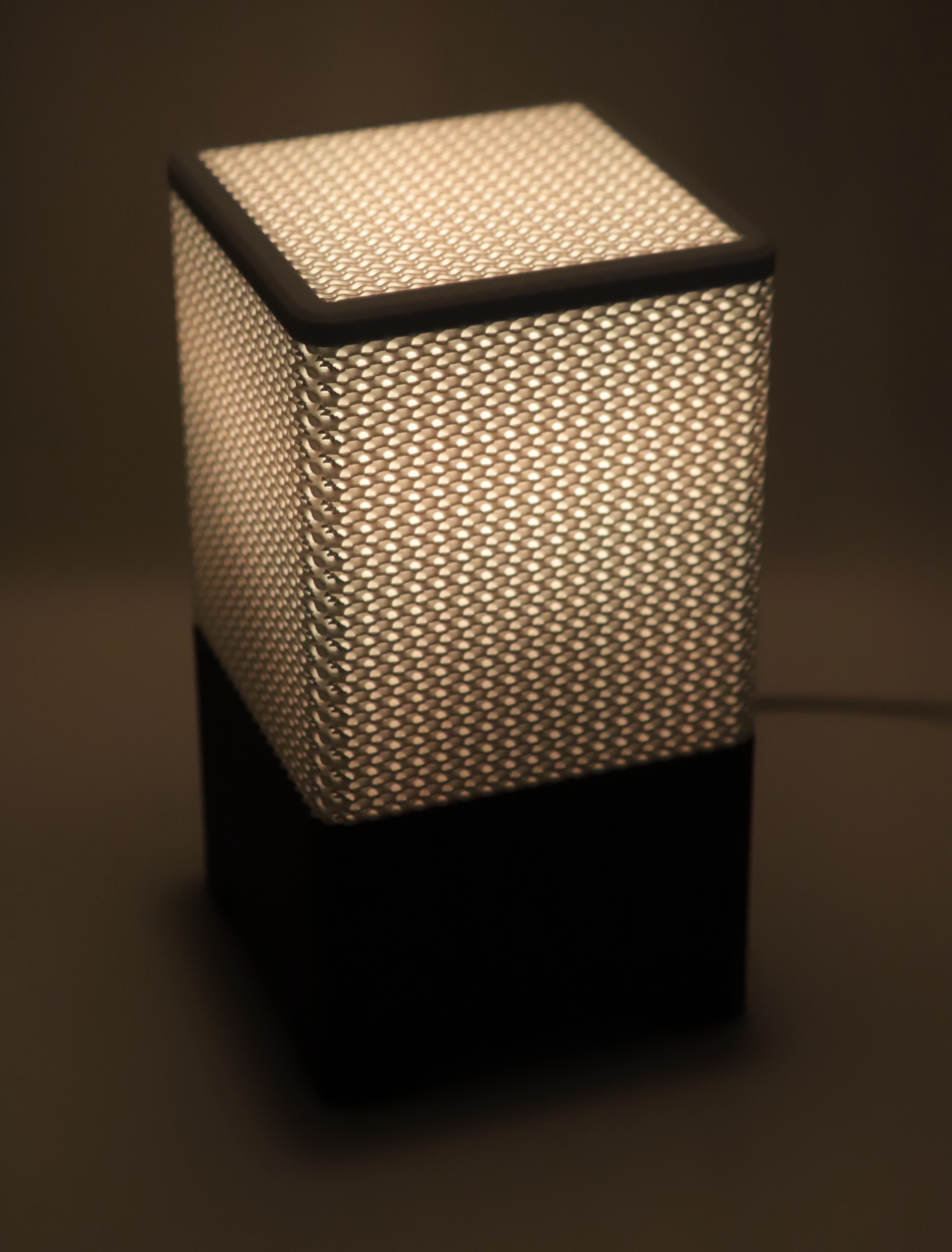 Miniatura 2 do modelo 3D Gyroid LED Lamp (Parametric)