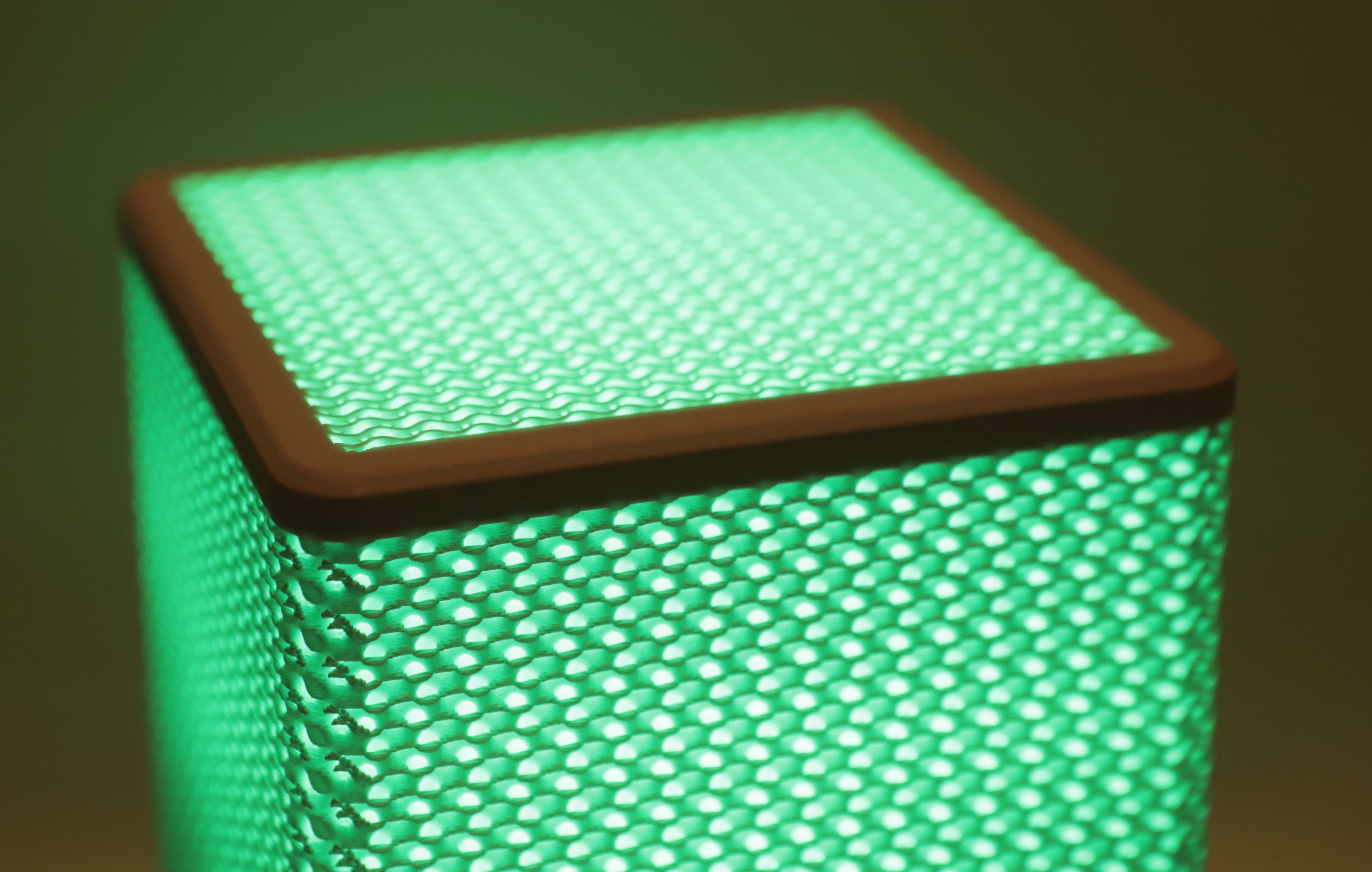 Miniatura 5 do modelo 3D Gyroid LED Lamp (Parametric)