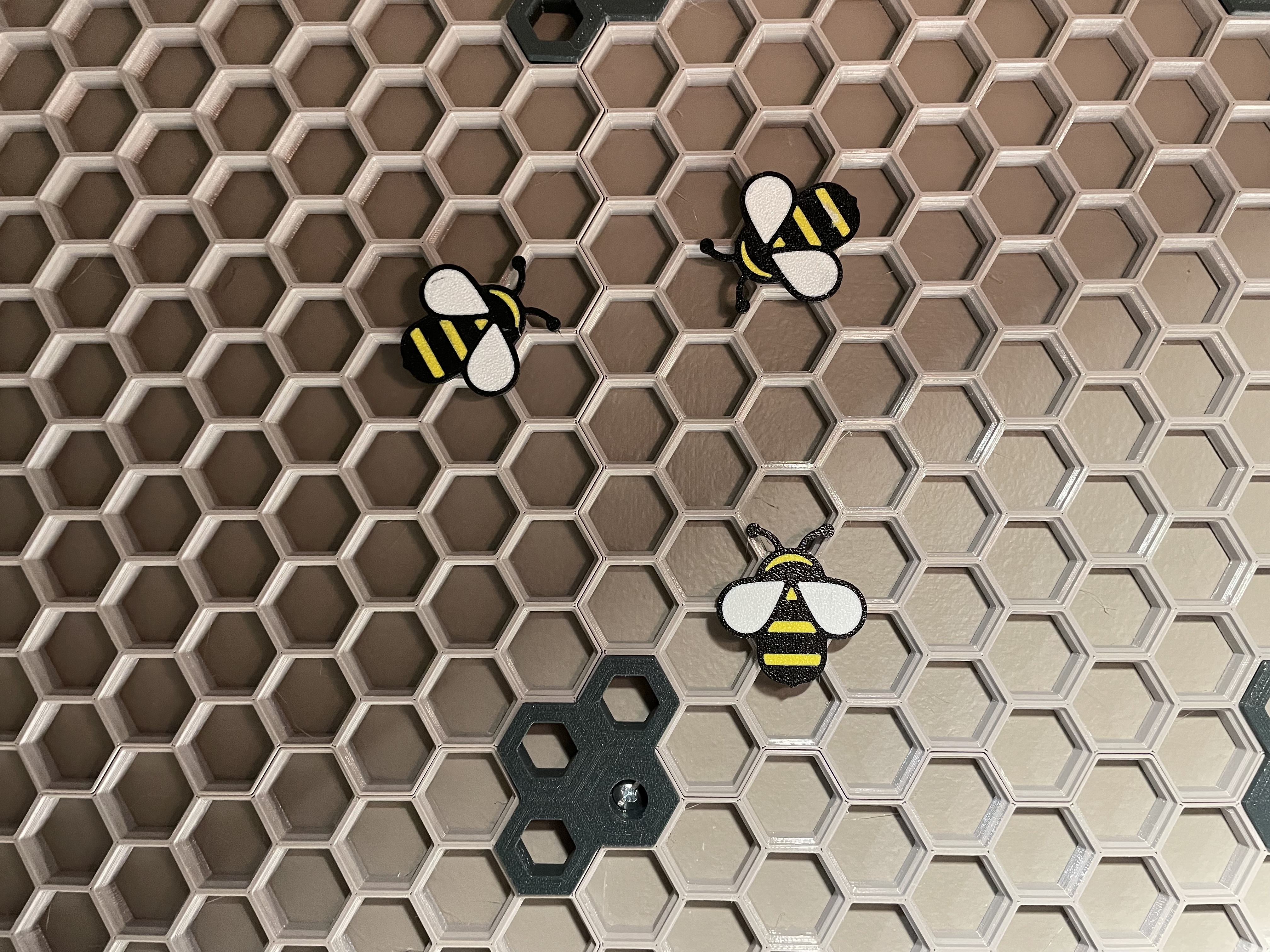 A bee for your honeycomb storage wall (HSW)!