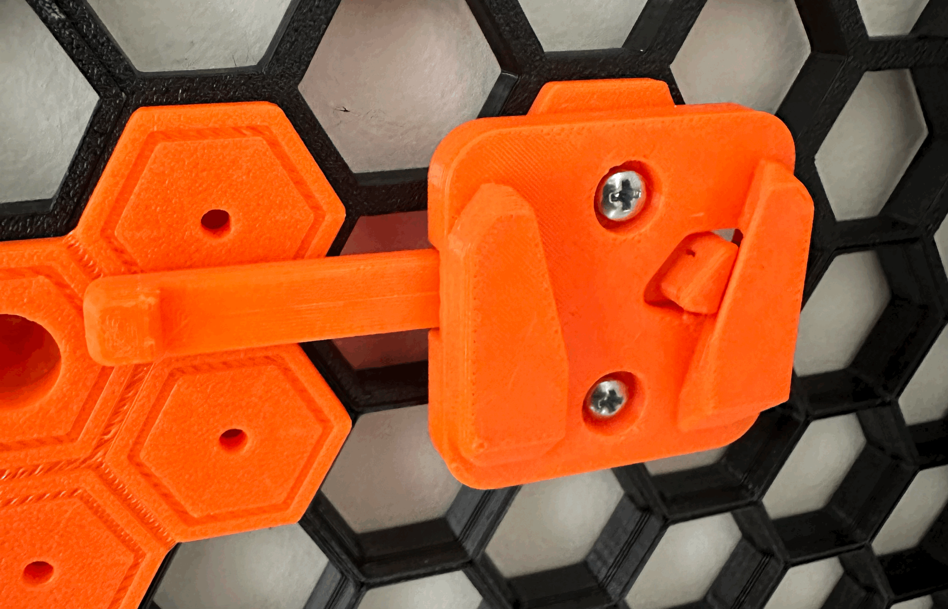 V-lock plate for honeycomb wall