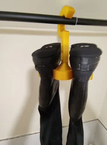 Dry suit hanger (upside-down, for suits with integrated boots)