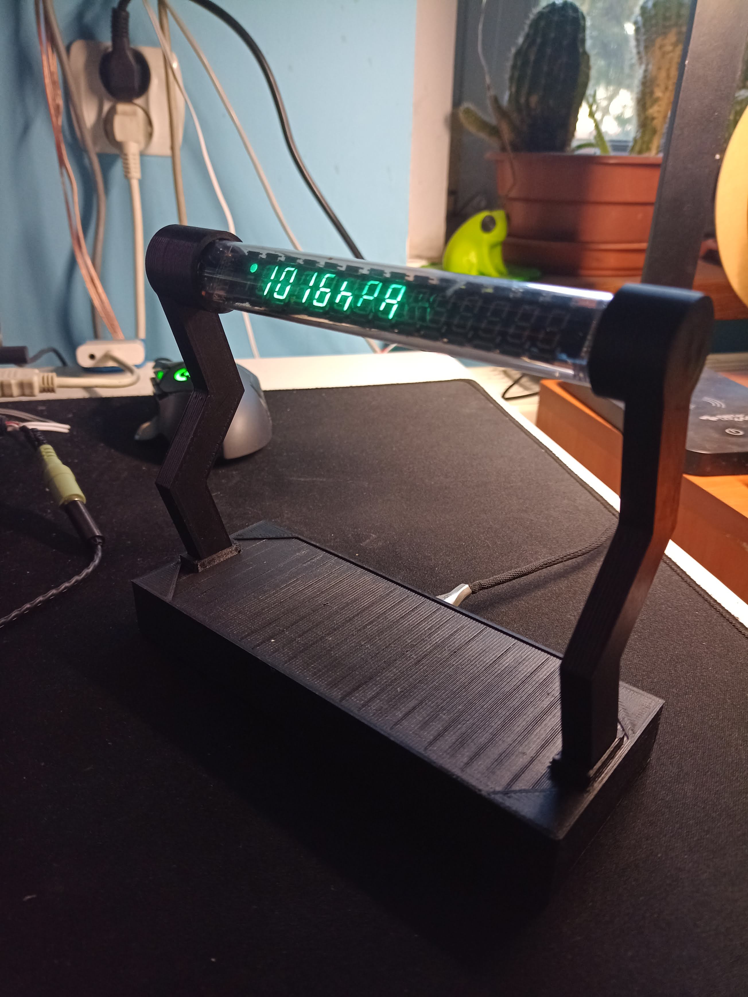 Retro IV-27 wavy VFD clock