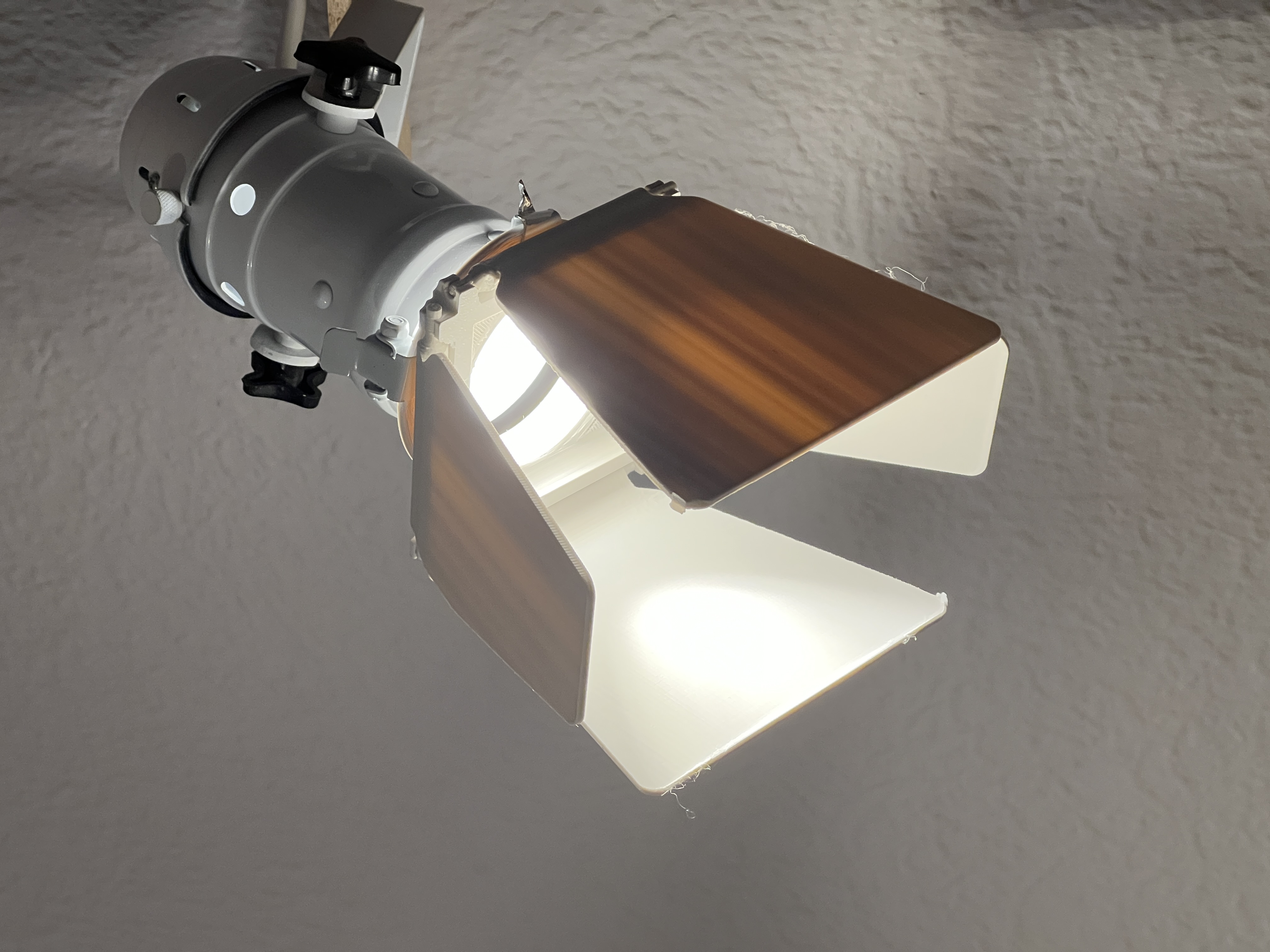 Barndoors for PAR16 Spotlight - rotatable