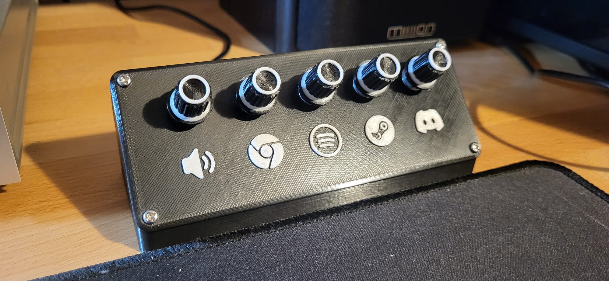 DeeJ desk box
