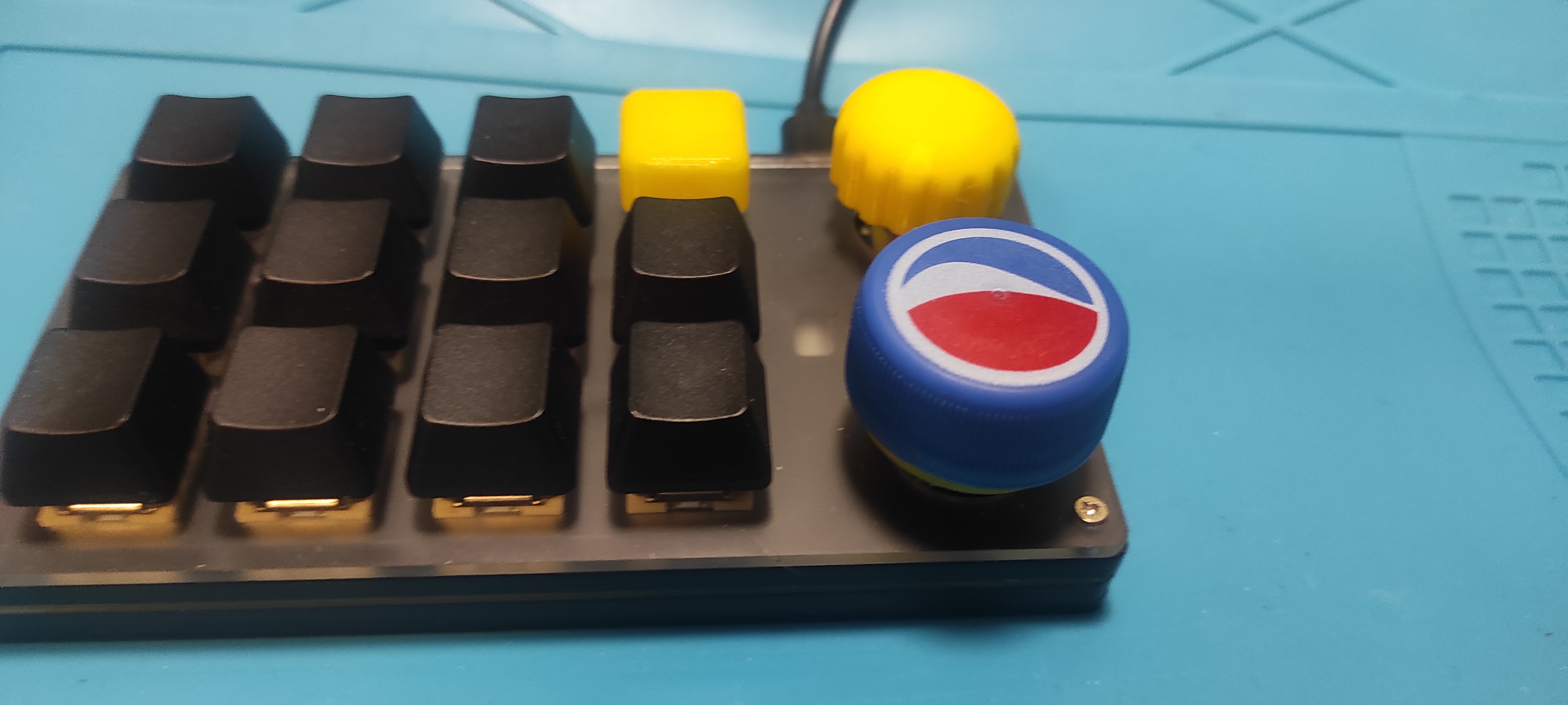 Encoder knob for PET bottle caps