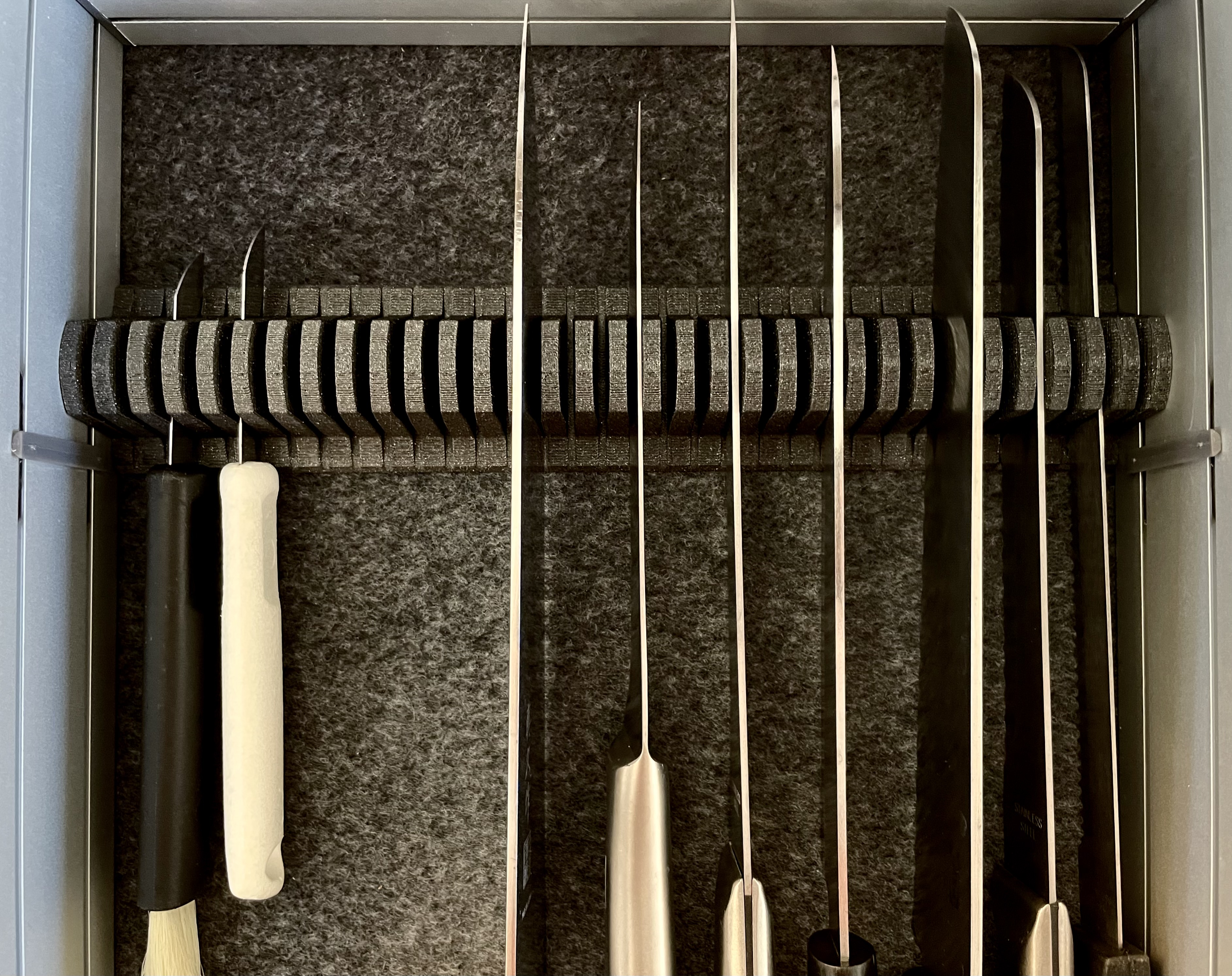 Knife block for kitchen drawers