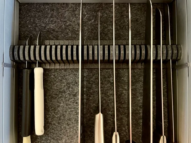 Knife block for kitchen drawers