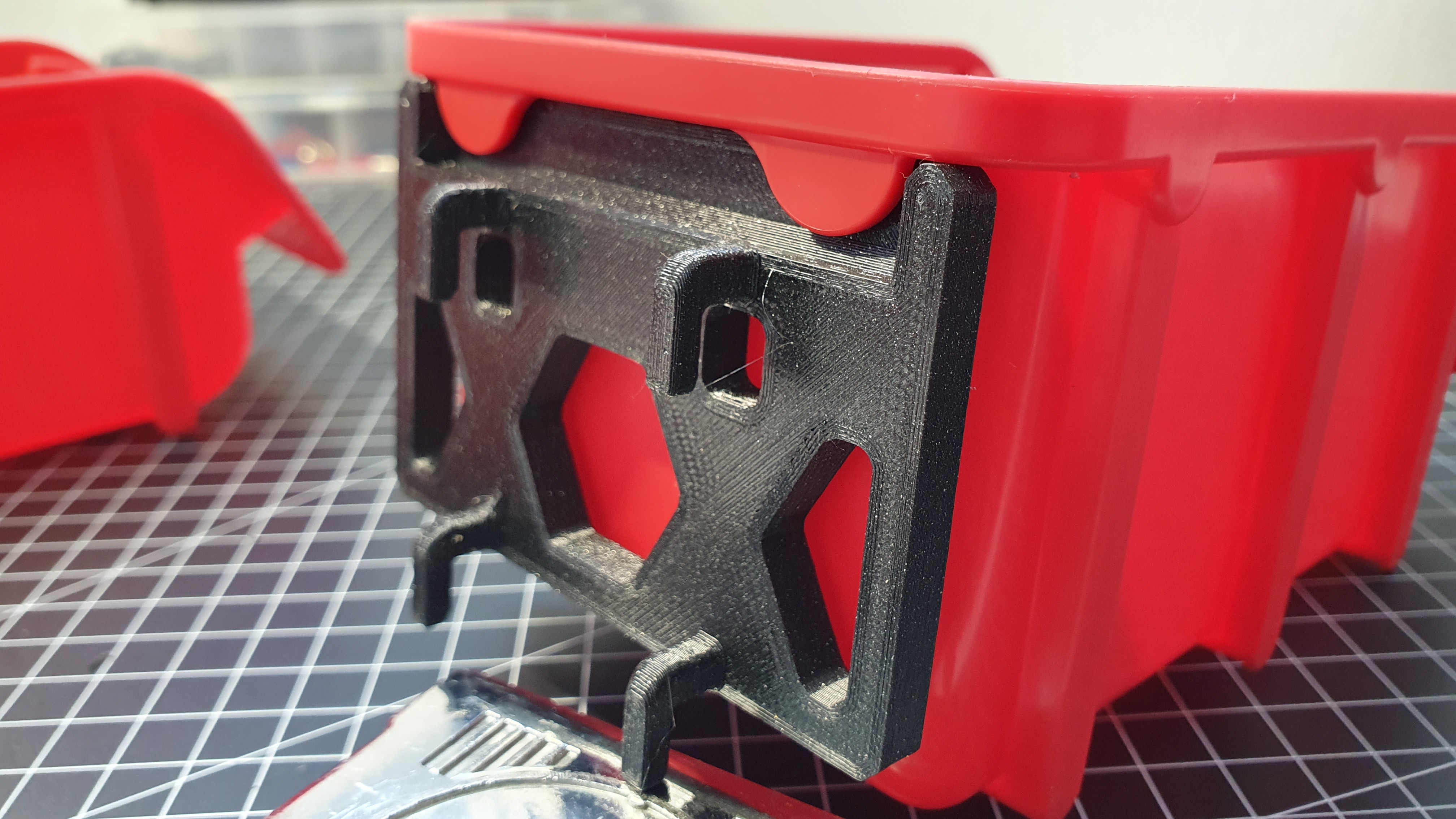 SKADIS - holder for  "wall mounted storage bins" / Wandhalter für Stapelboxen