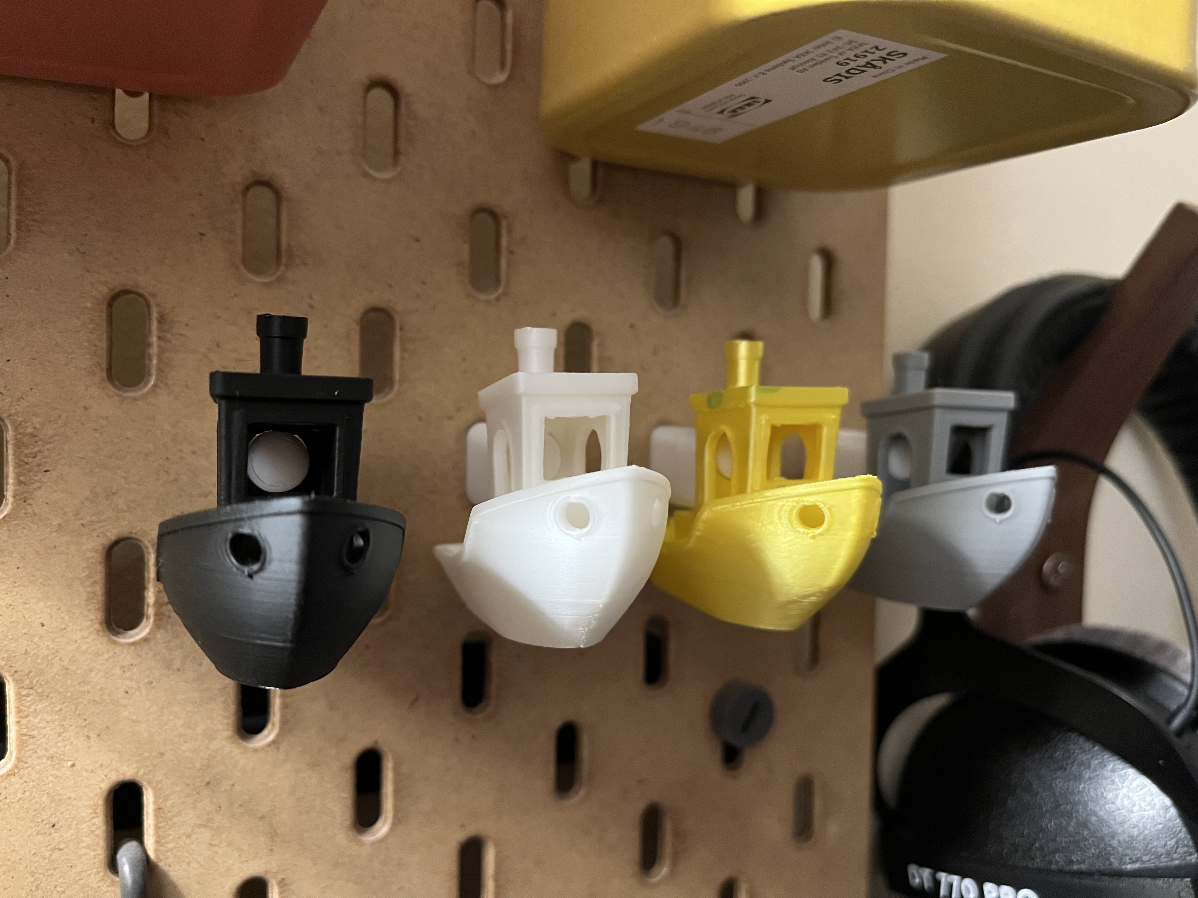 Benchy holder for Skadis (easy-to-print)