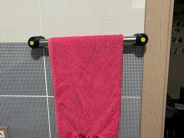 Bathroom towel rack