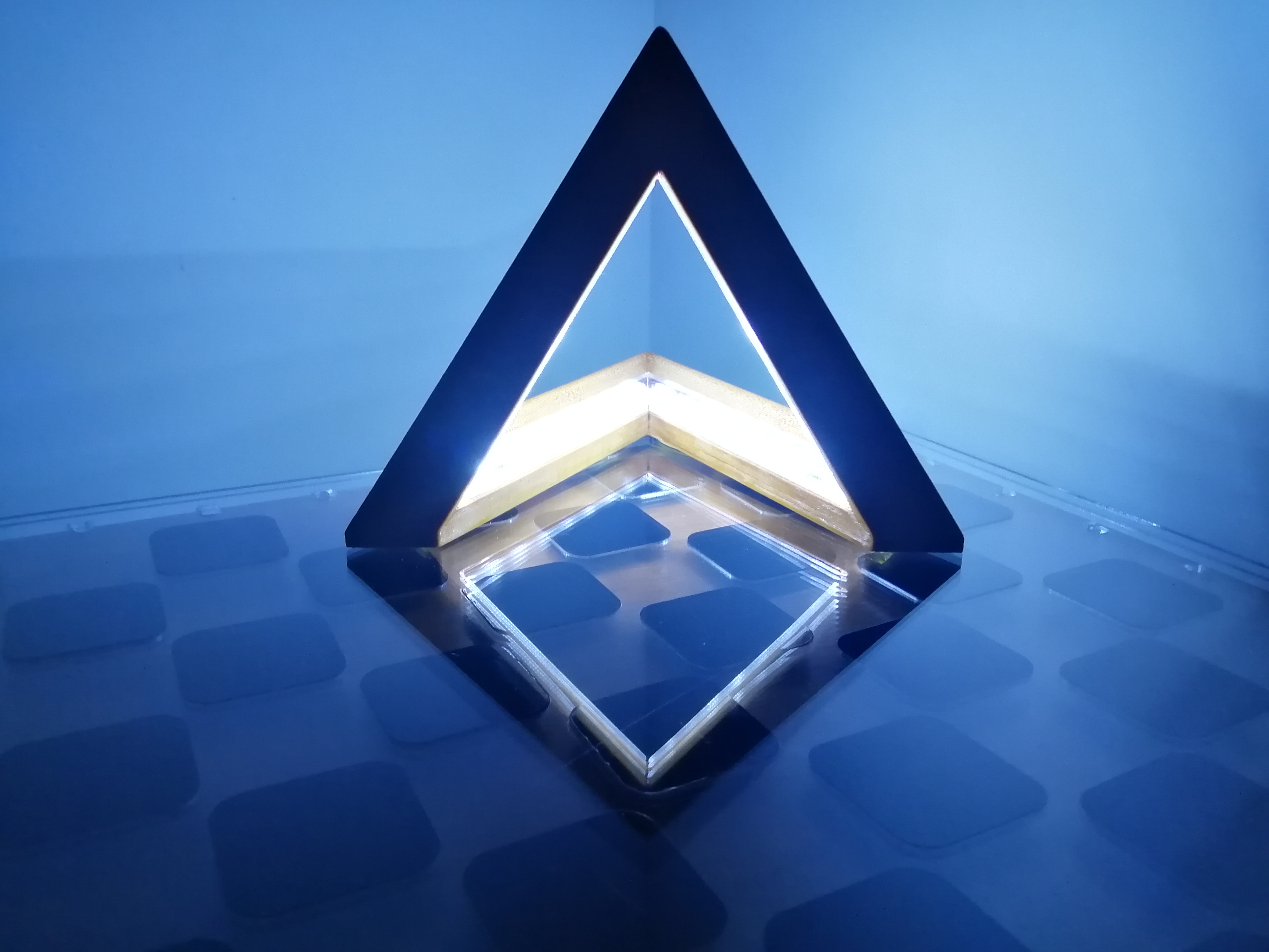 Pyramid desk lamp