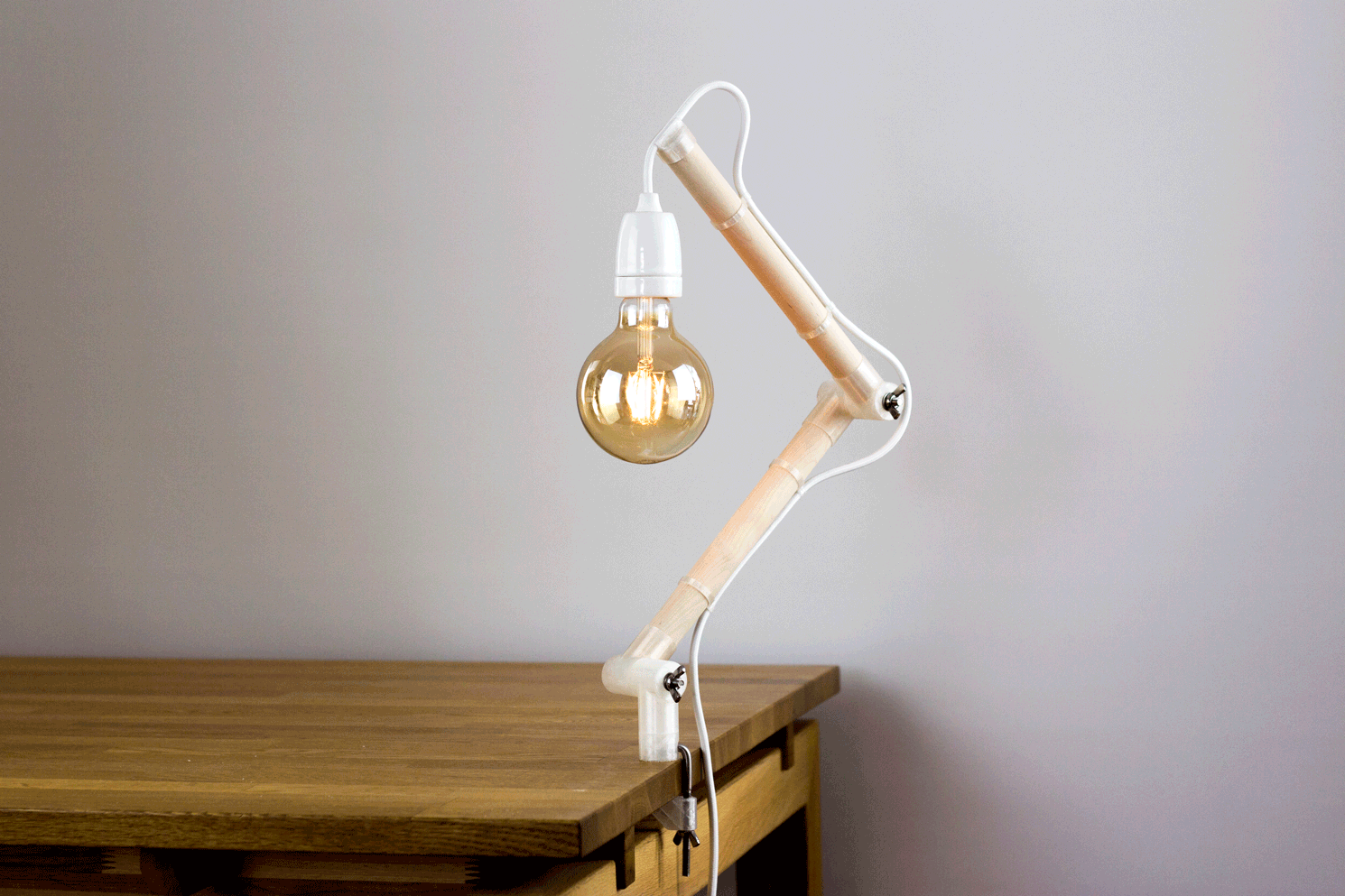 Miniatura 2 do modelo 3D Wooden Table Lamp
