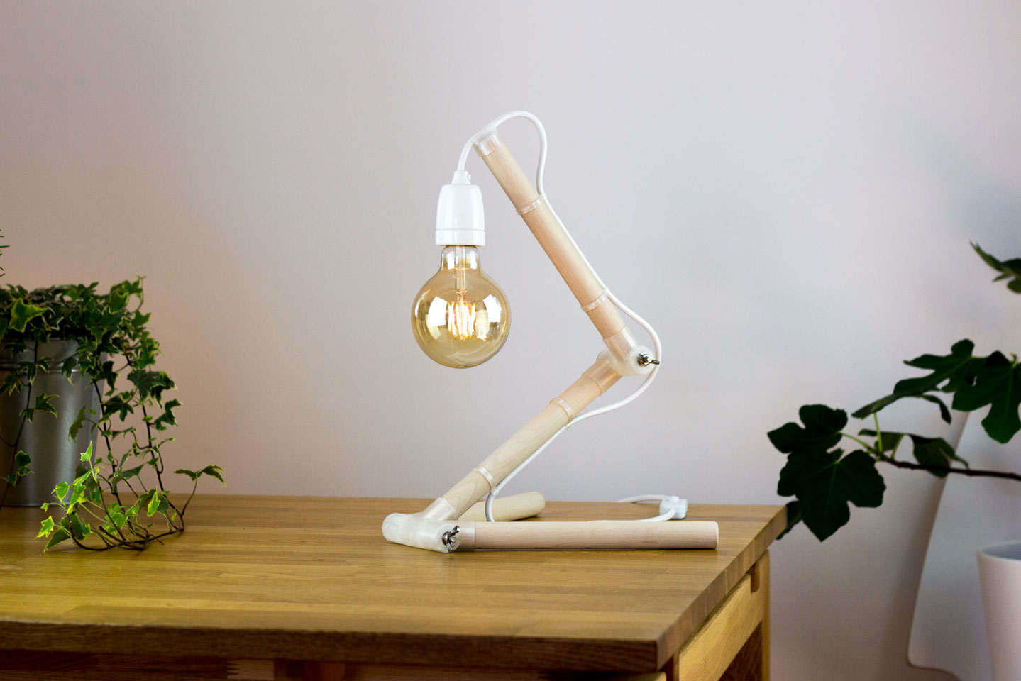 Miniatura 4 do modelo 3D Wooden Table Lamp