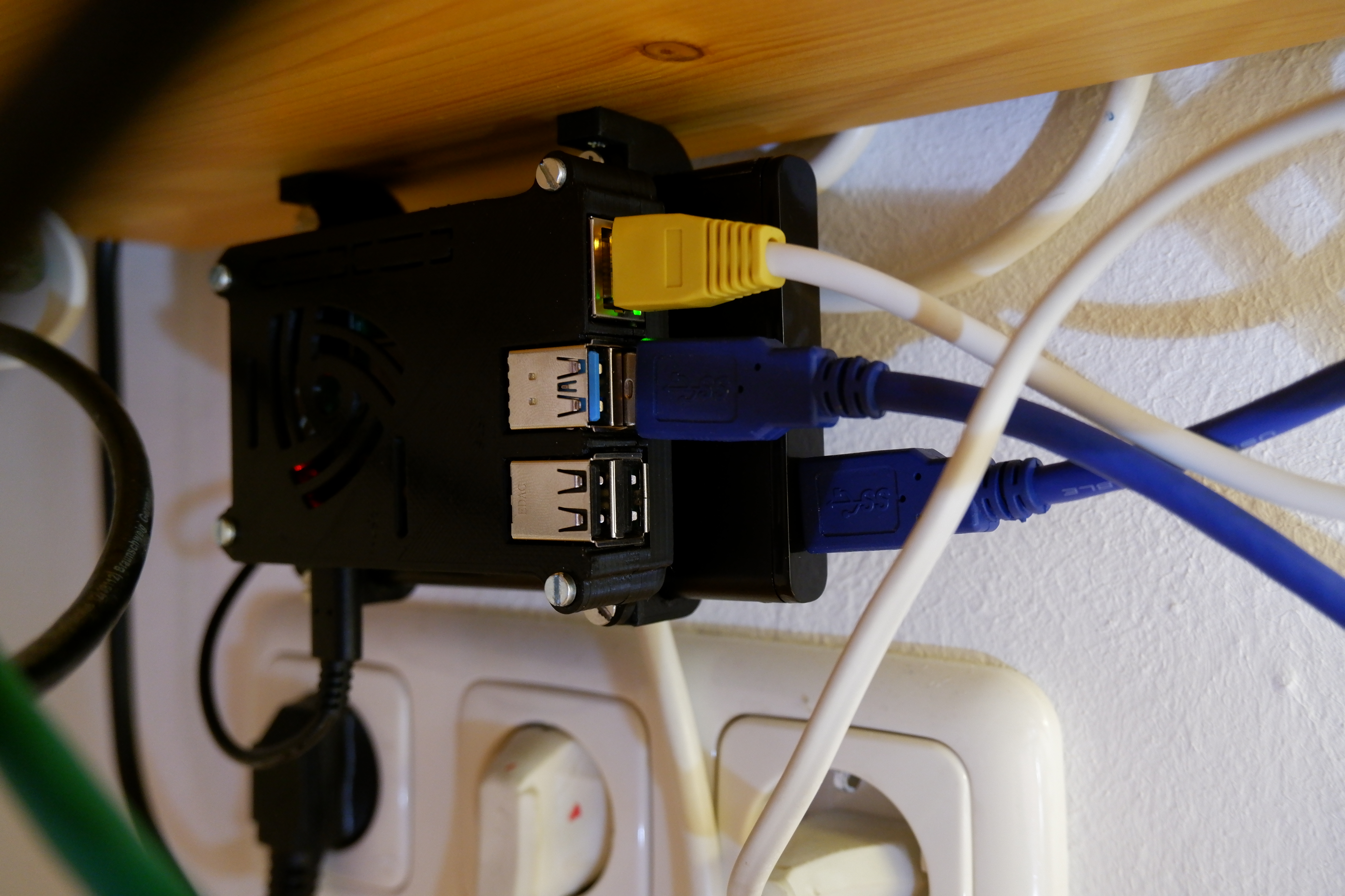 LogiLink UA0041 2.5" USB SATA enclosure to VESA (Pi case/Thinclient)