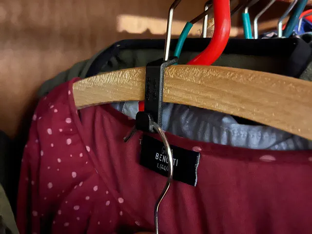 Hook on hanger, space saving hook in wardrobe / háček na ramínko do šatní skříně pro úsporu místa