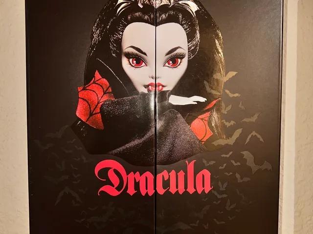 Monster High Dracula Shelf