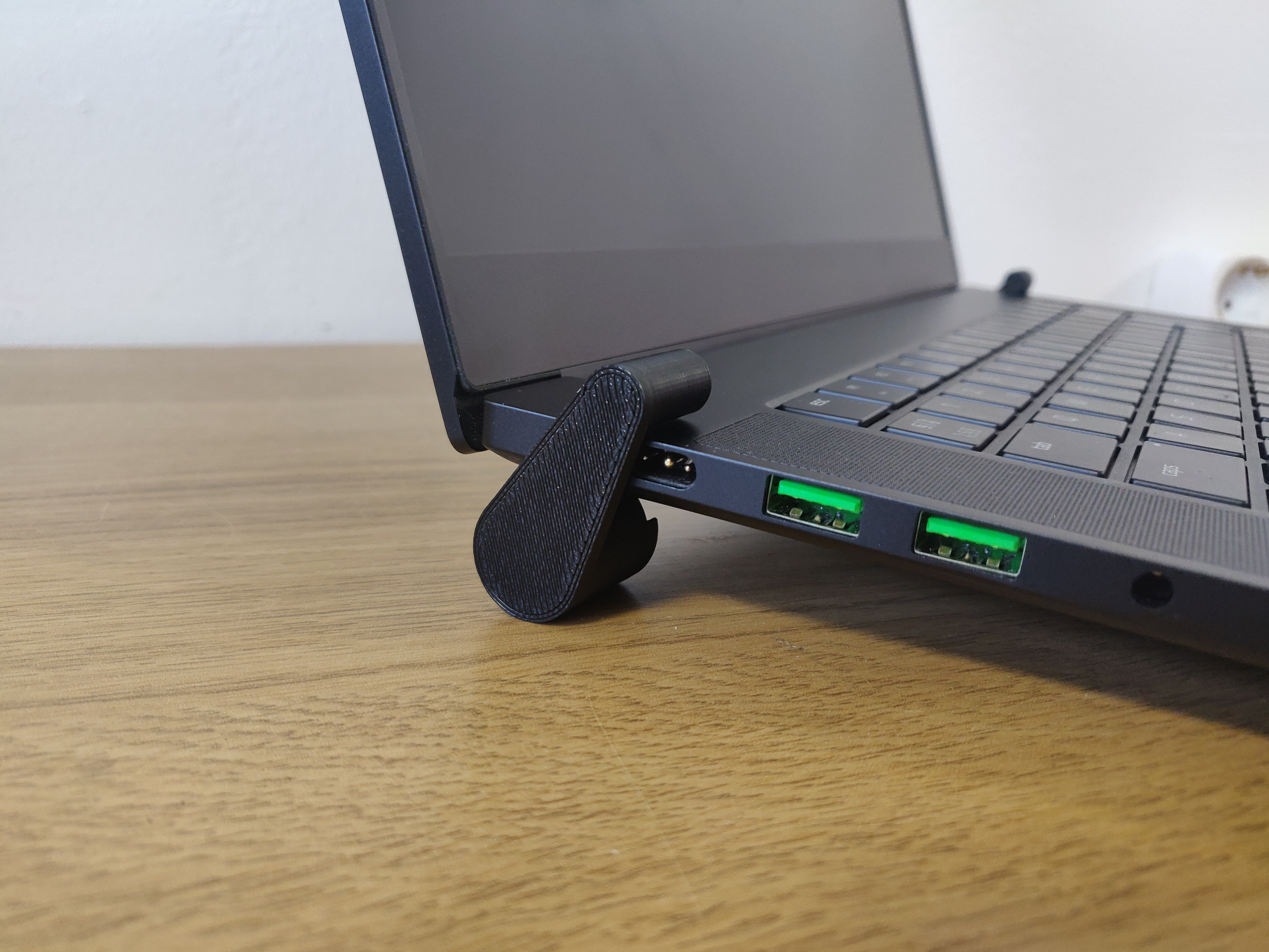 KUNA laptop stand with 15mm clearance