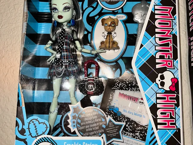 Monster High Creeproduction Shelf