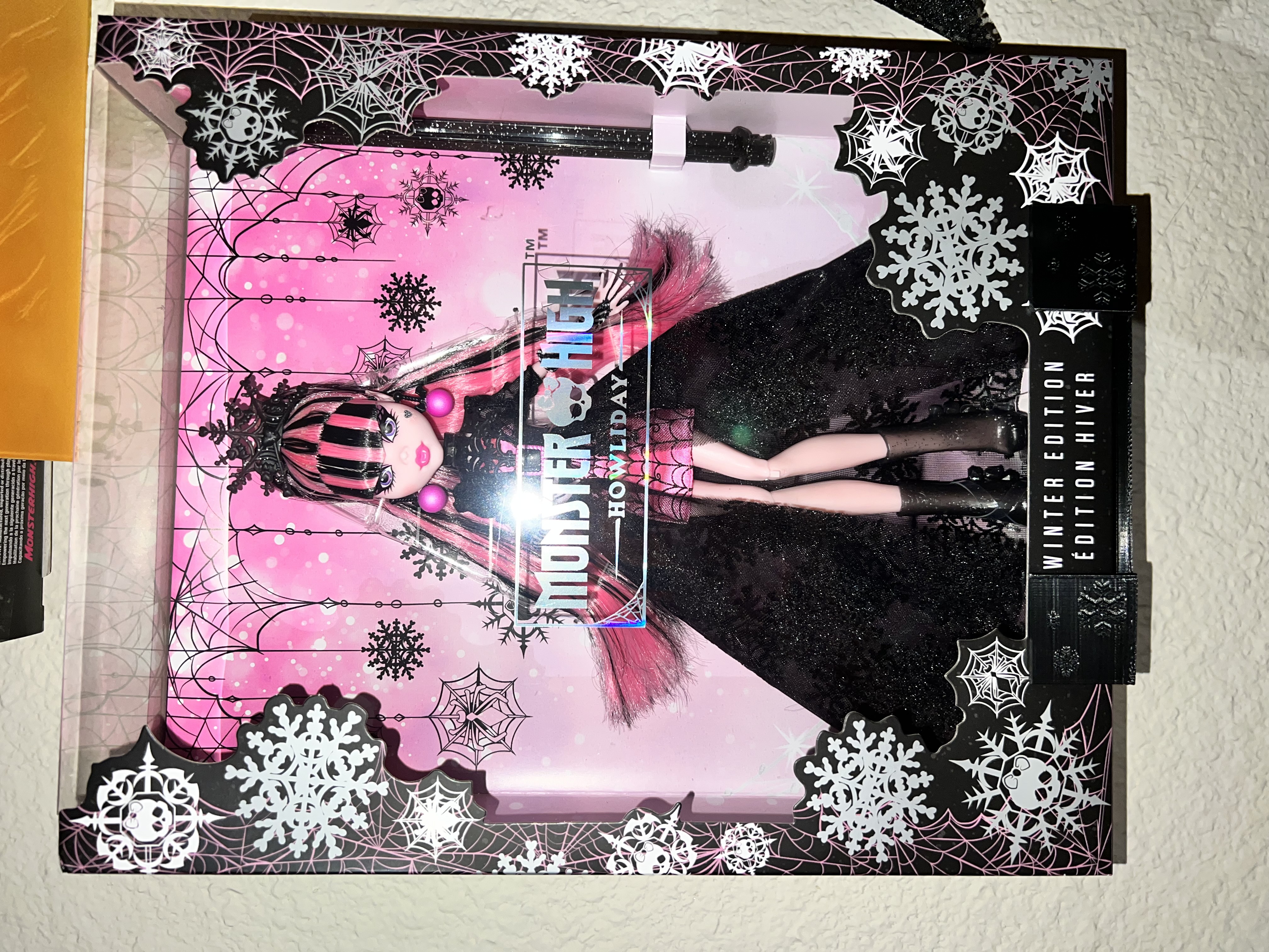 Monster High Howliday Draculaura Shelf