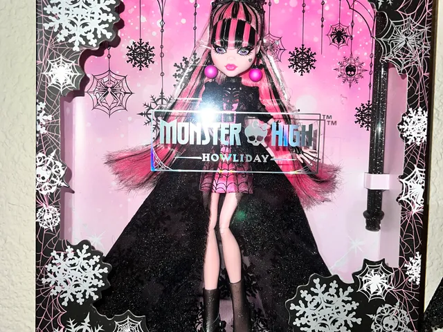 Monster High Howliday Draculaura Shelf