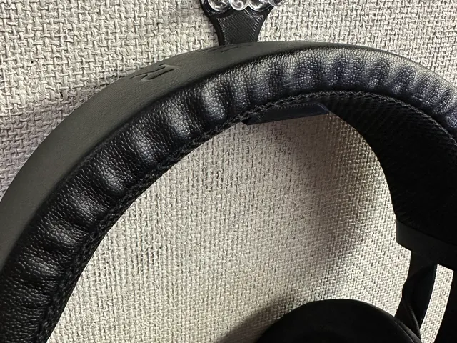 Wall mount headset stand