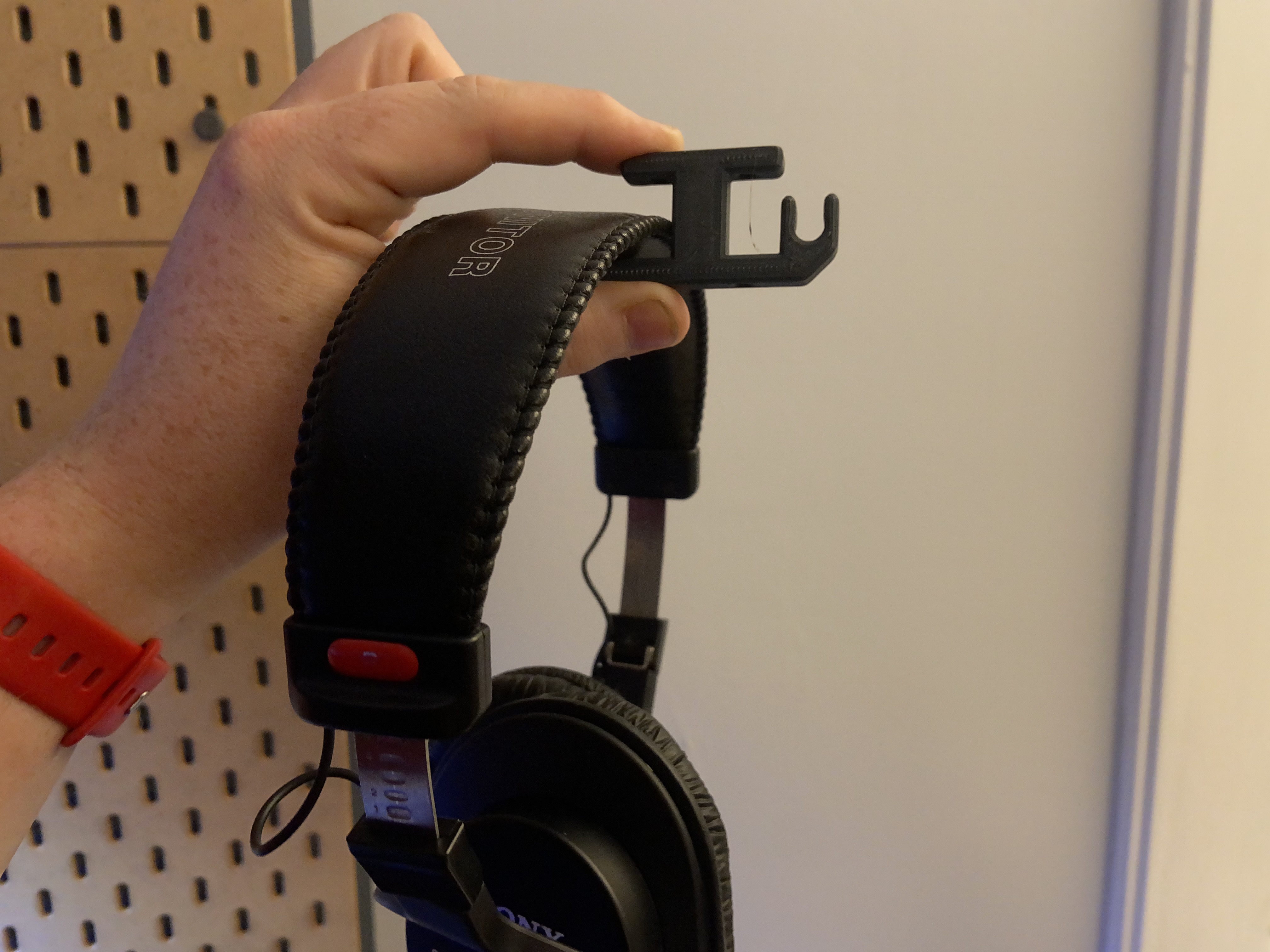 DeskMountEd Headphone Hook
