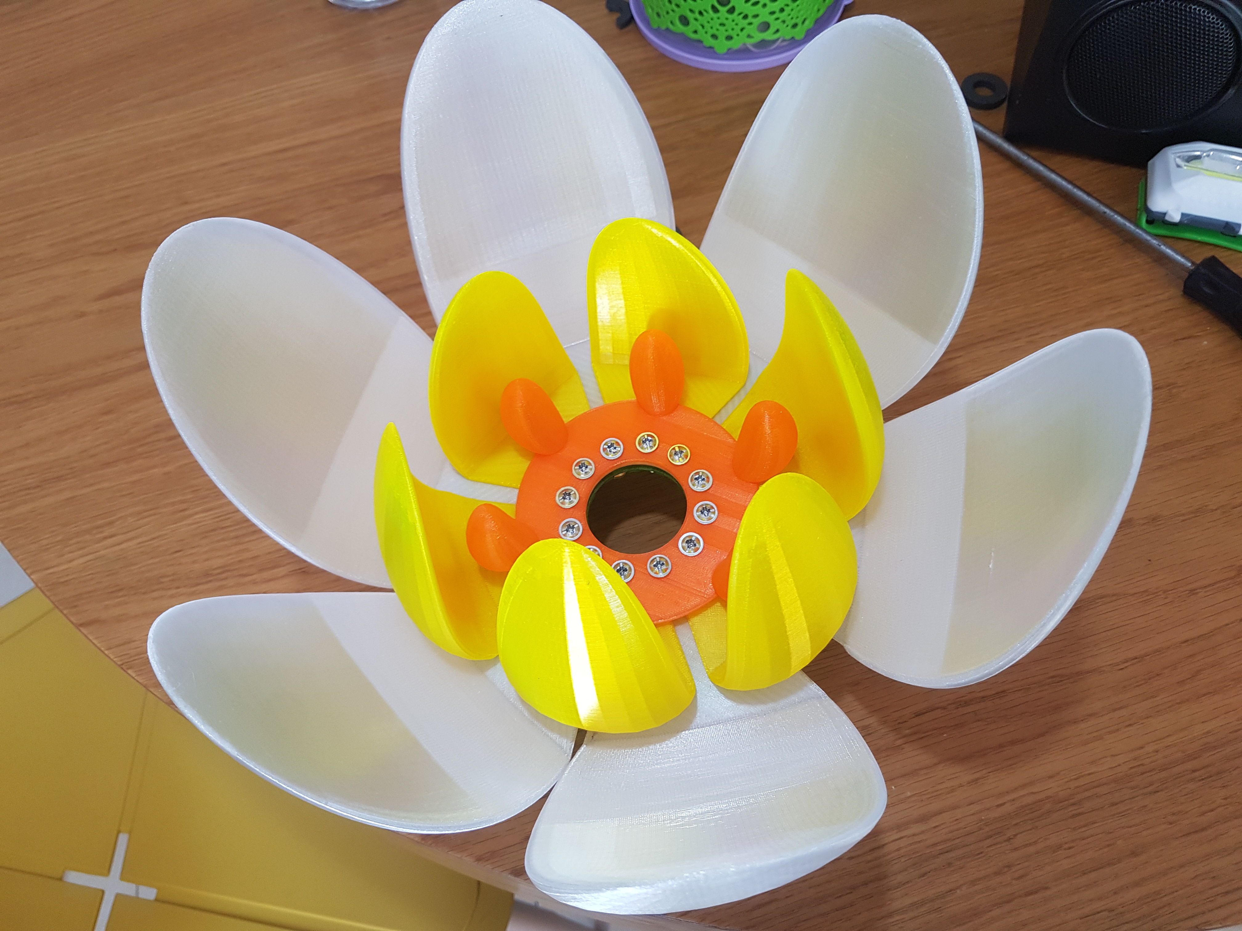 Miniatura 4 do modelo 3D BLOOMING FLOWER LAMP