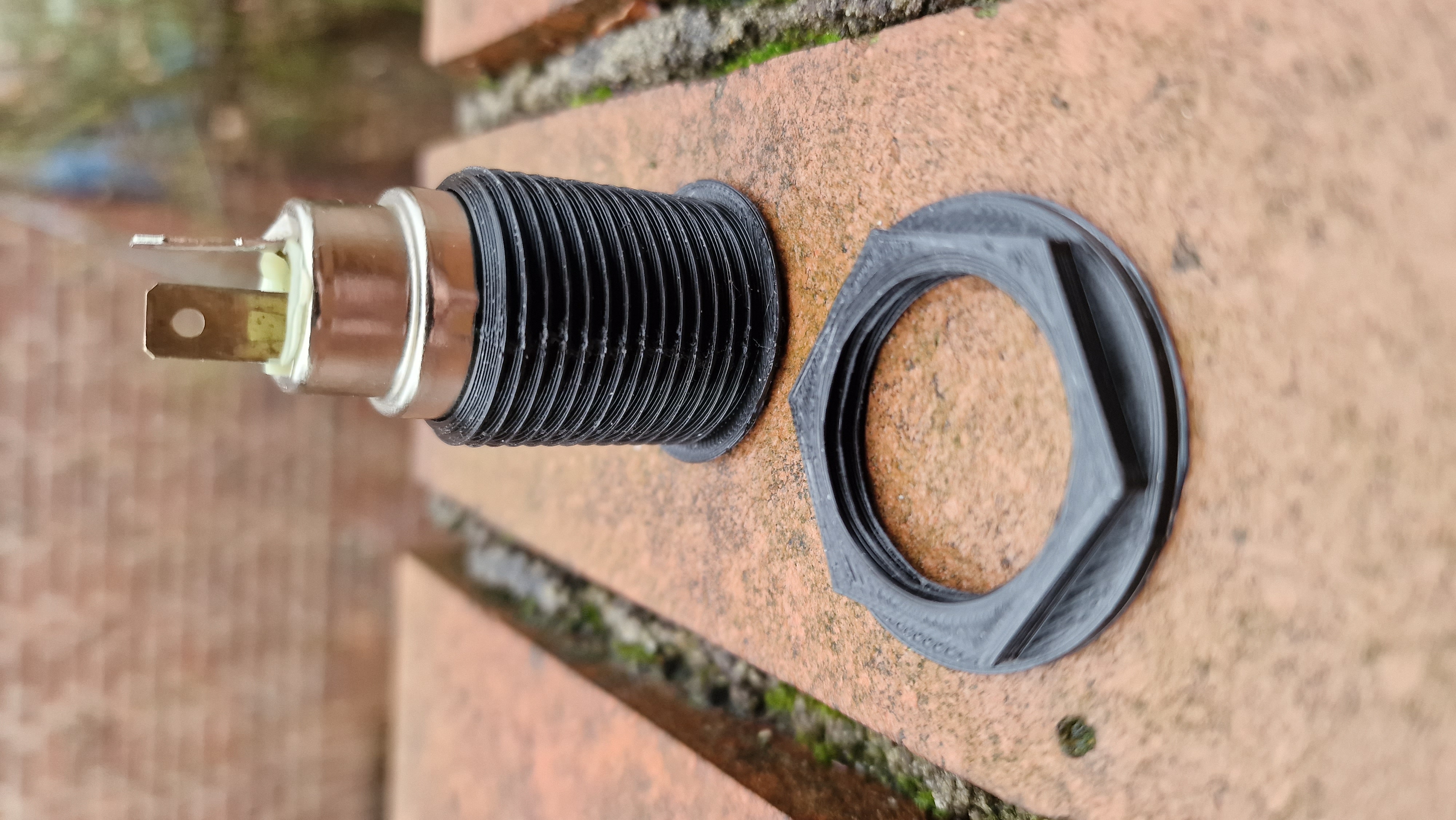 12V Zigarettenanzünder Befestigung VW T4 oder VW Passat