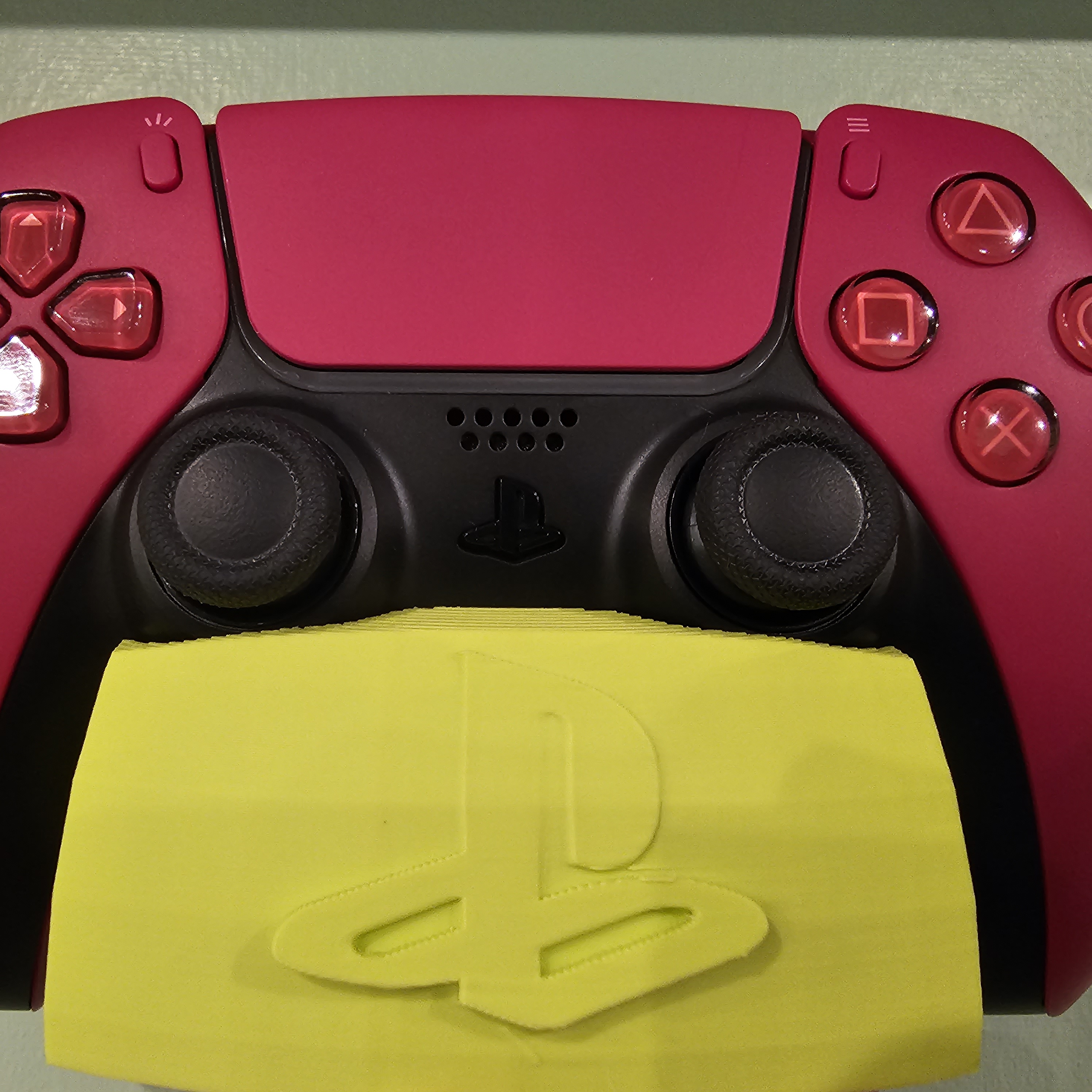 Miniatura 2 do modelo 3D PS5 controller Wall hanger with PS logo