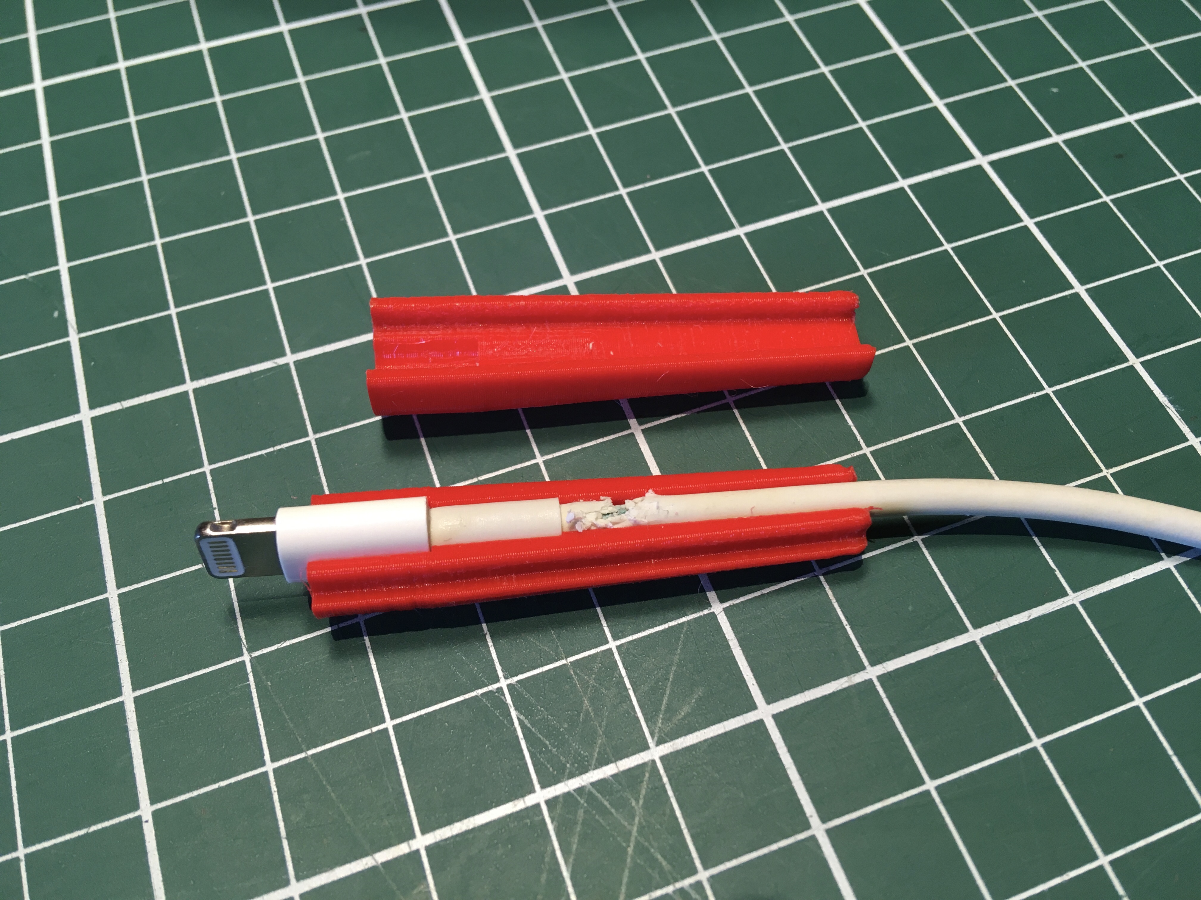 Miniatura 2 do modelo 3D Lightning cable protector