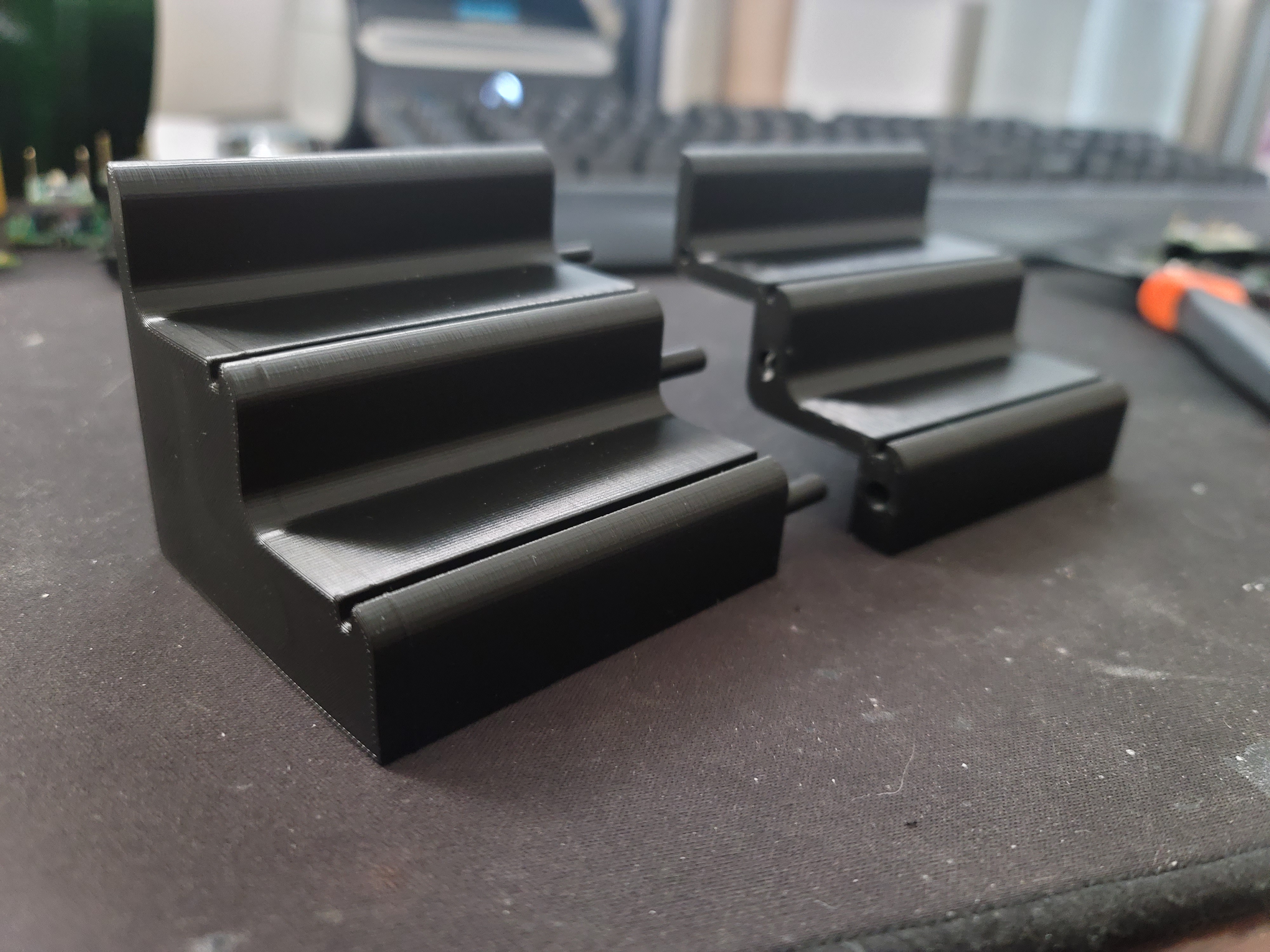 Simple, small display shelf