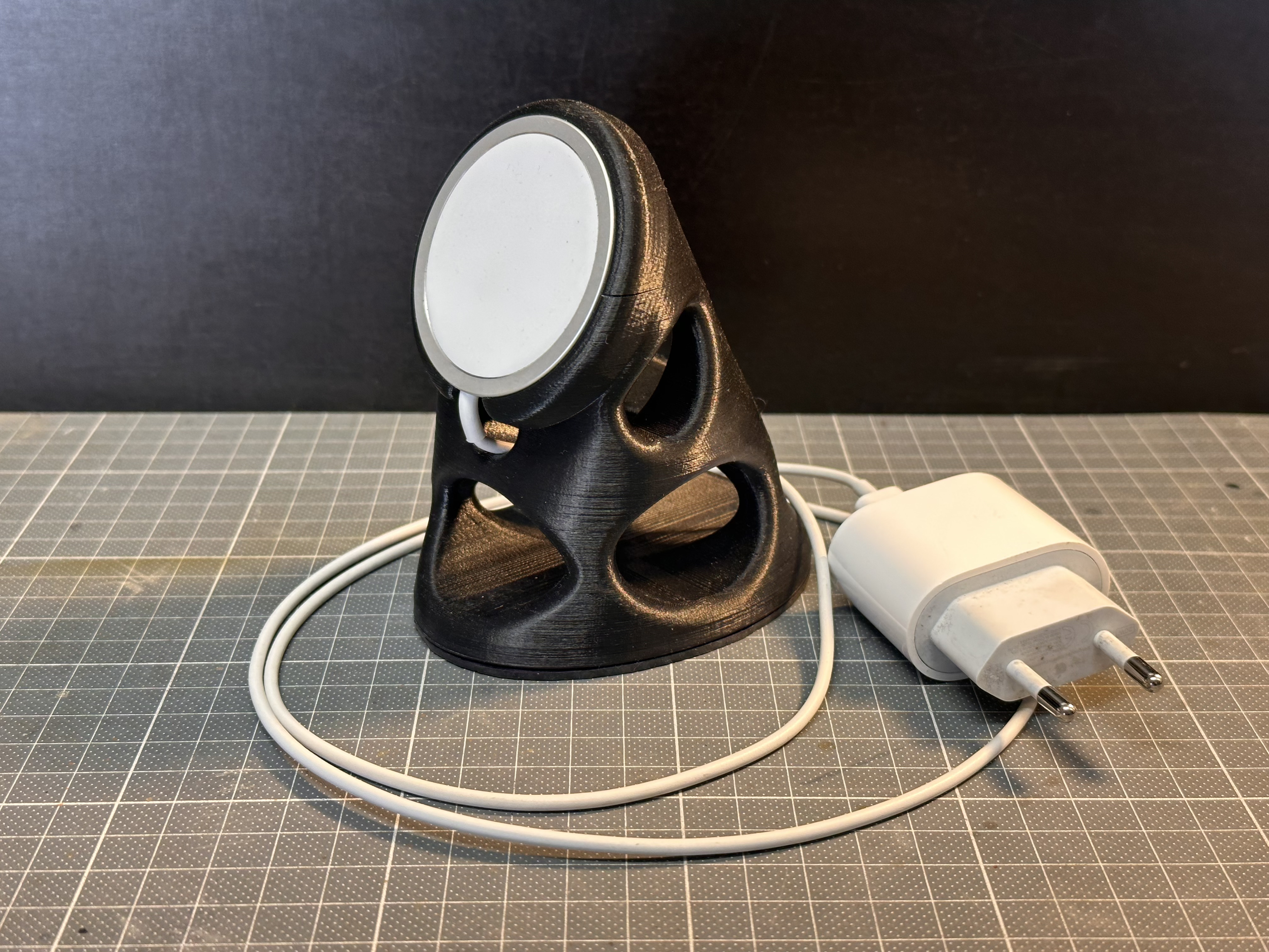 iPhone MagSafe stand