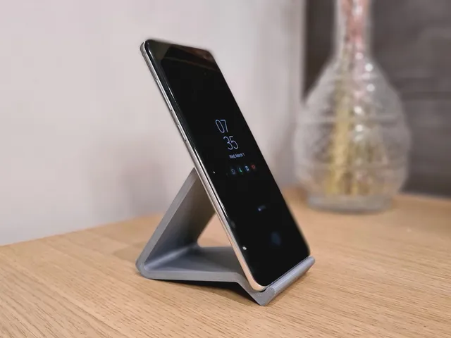 Universal Smartphone Stand