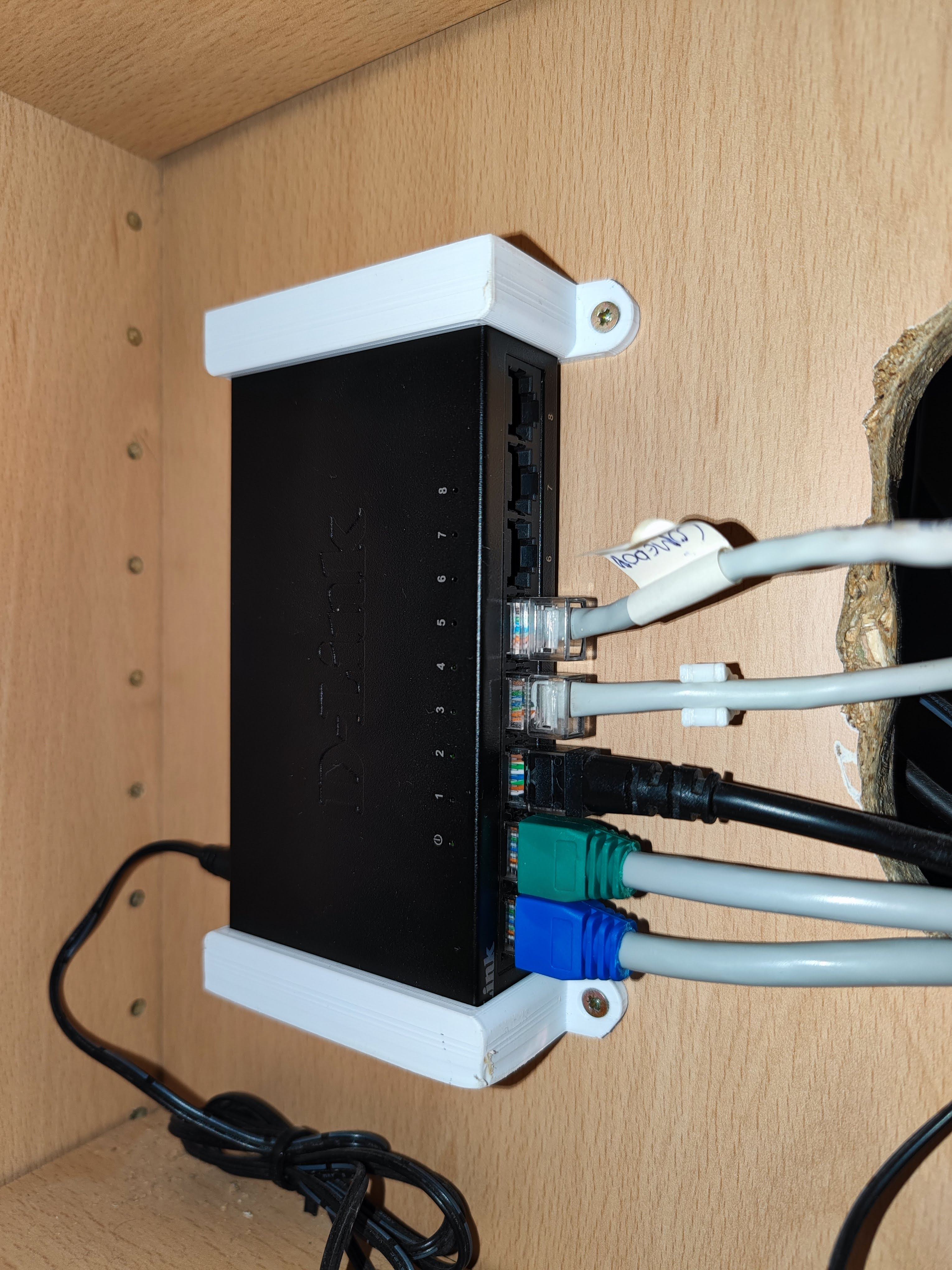 D-Link DGS-108GL mount bracket