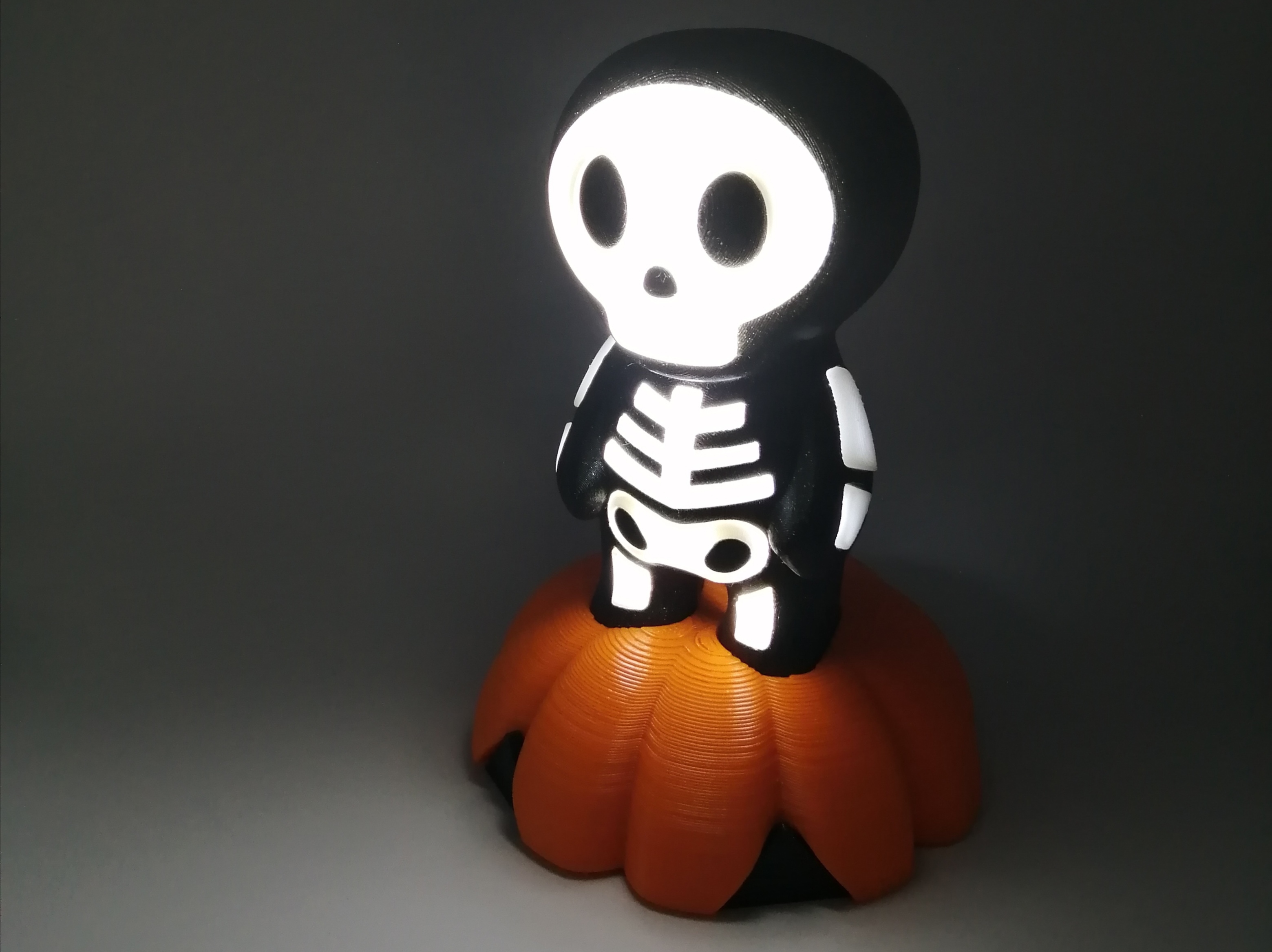 Miniatura 4 do modelo 3D Cute Skull Lamp
