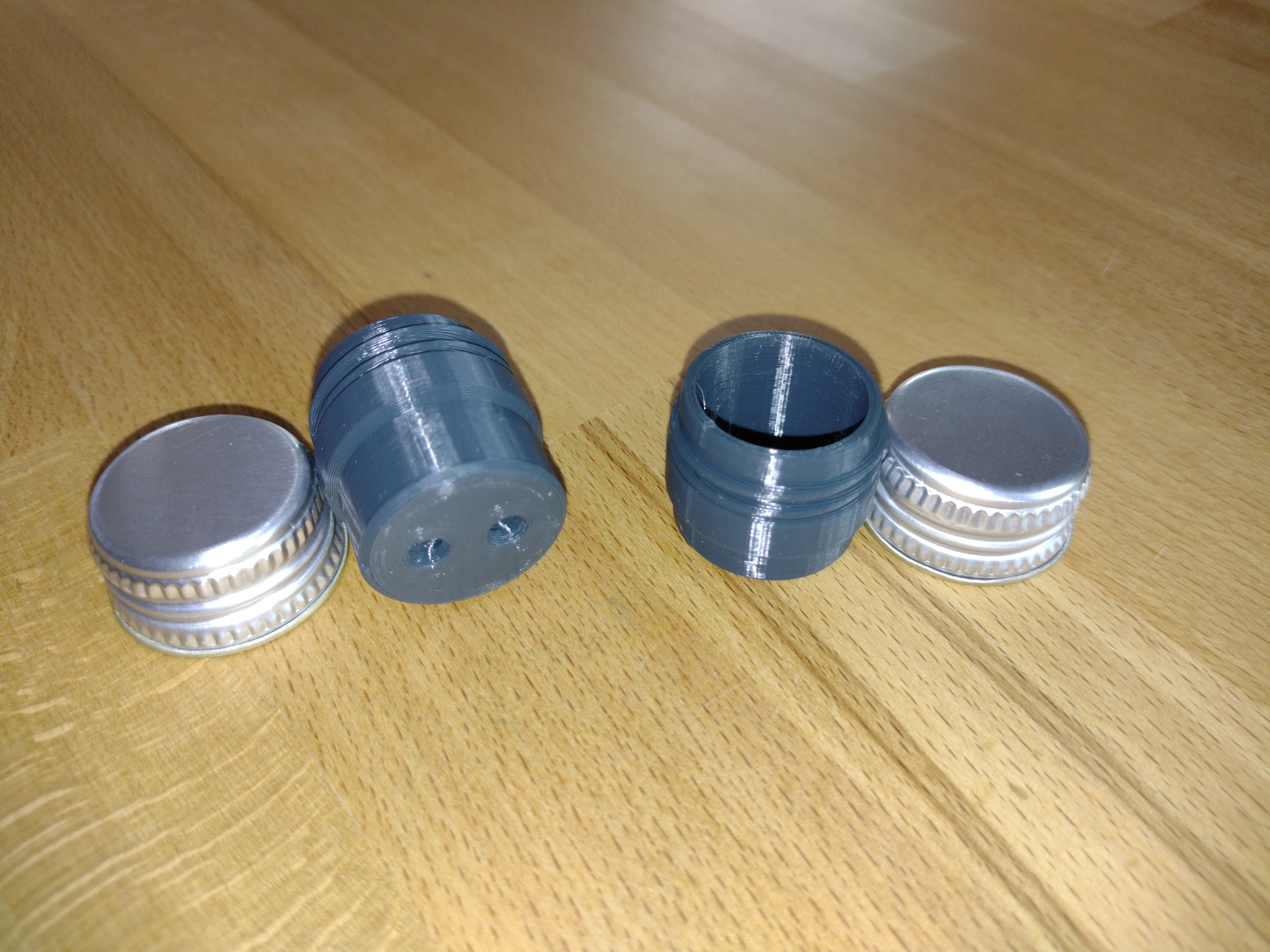 Rugged EDC container for "Normbrunnenflaschen" and PET bottle caps