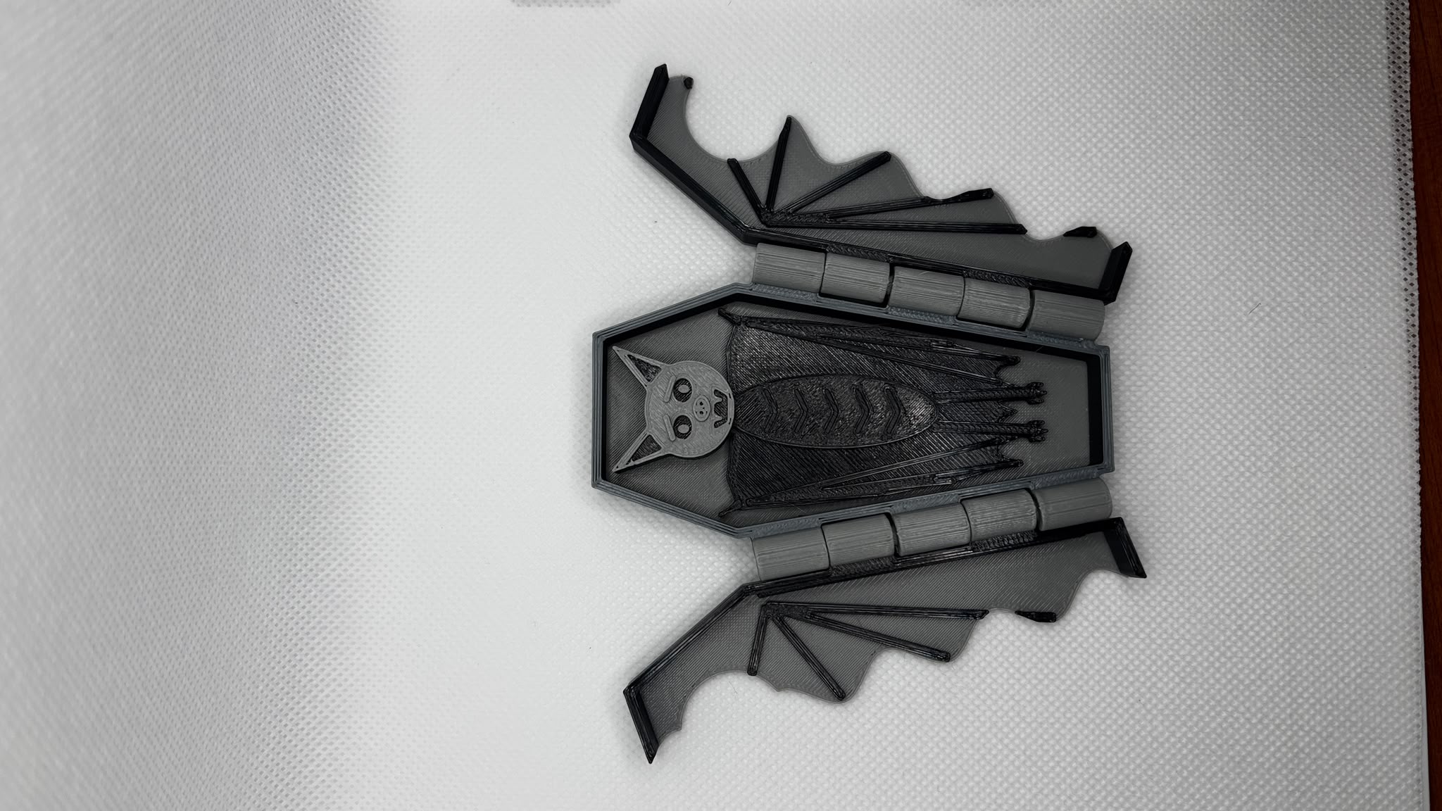 Spooky coffin with vampire bat inside and foldable wings — STL Grátis ...