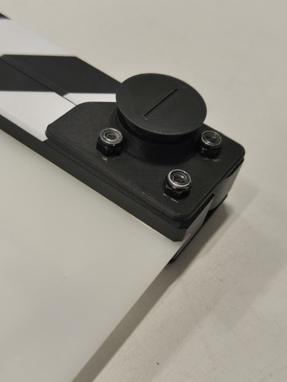 Film slate hinge quick clip