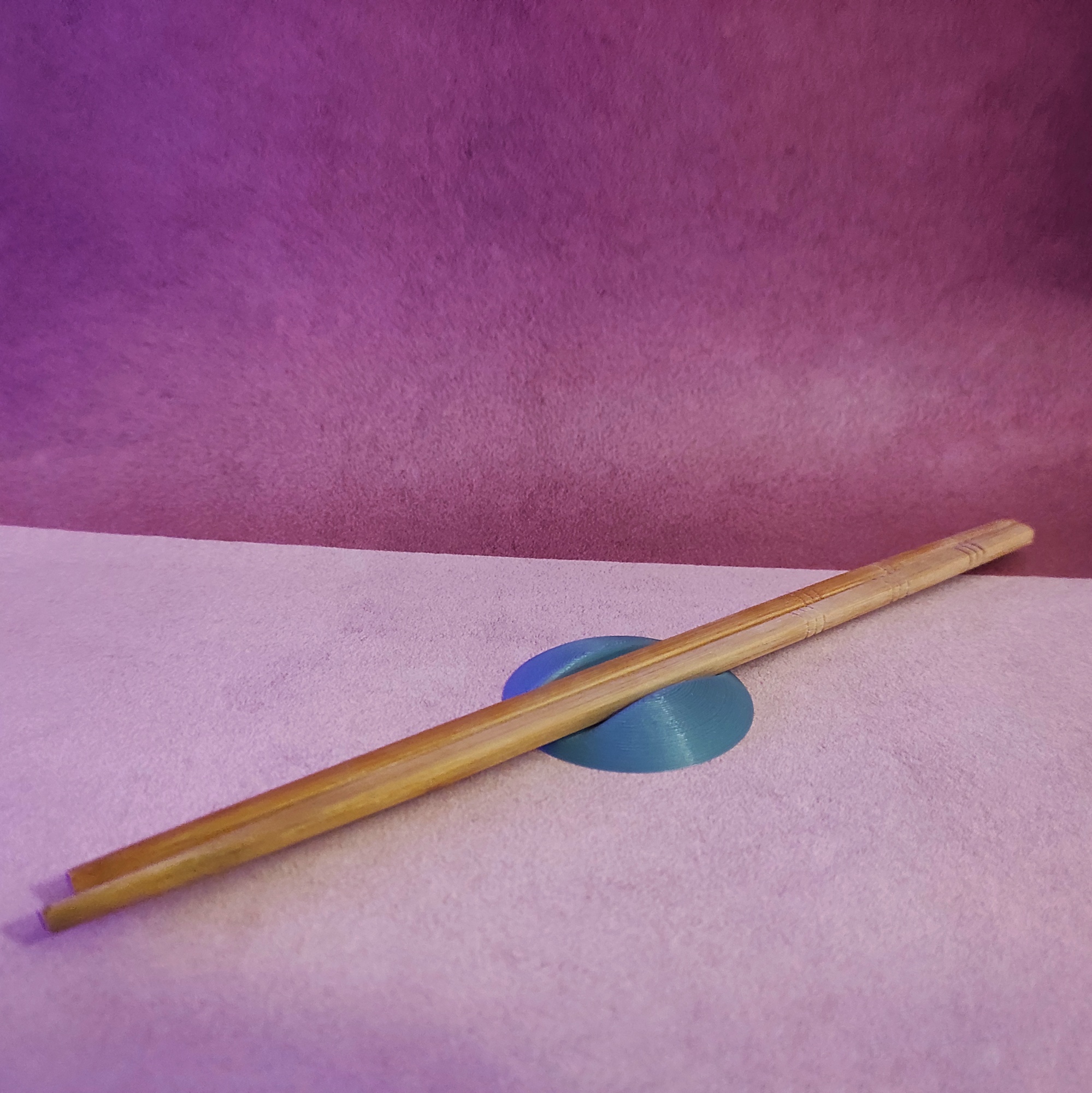 Simple, round, flat chopstick holder by Pirzmag Download free STL