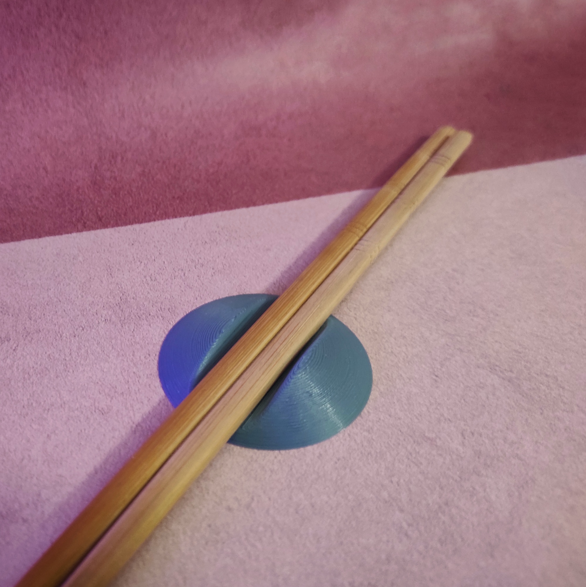 Simple, round, flat chopstick holder by Pirzmag Download free STL