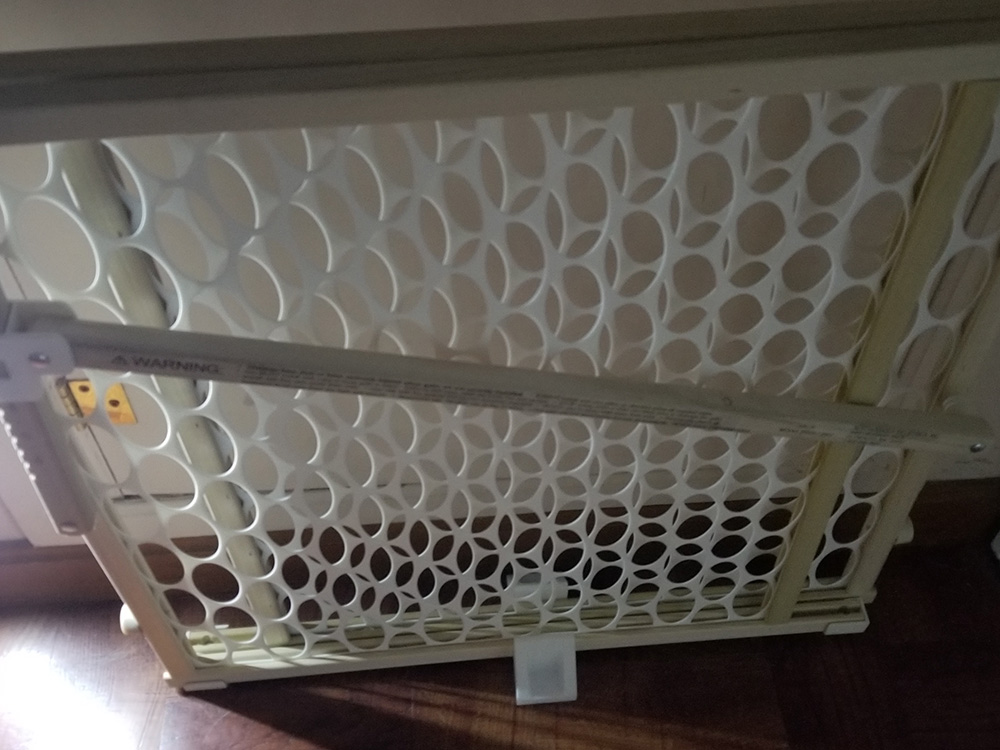 Foot to keep baby gate upright