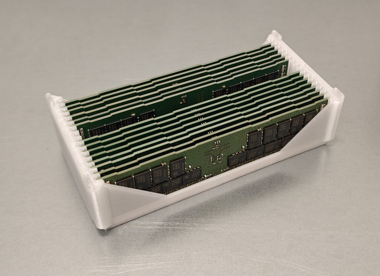 Stackable DDR DIMM holder / tray for 16 modules