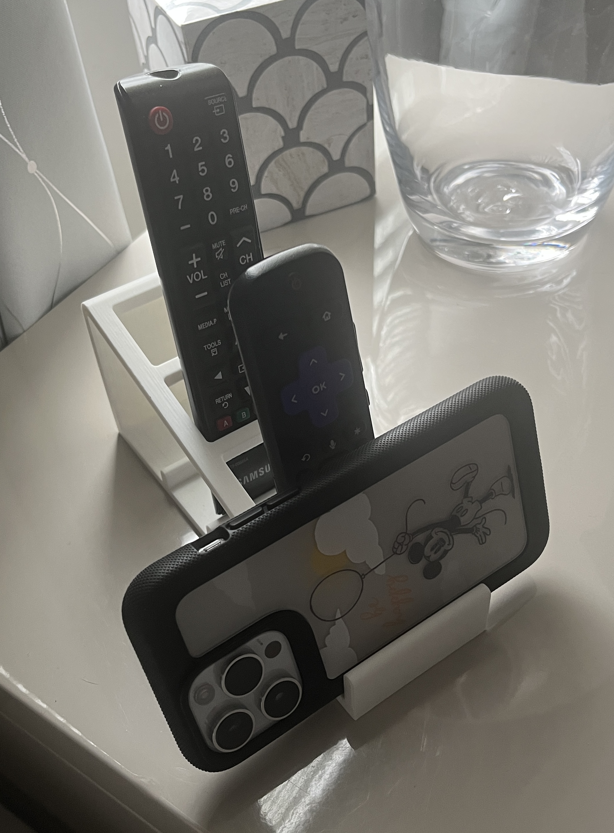 4 TV Remote/Clicker Holder and Phone Stand par dmacnulty Téléchargez gratuitement un modèle