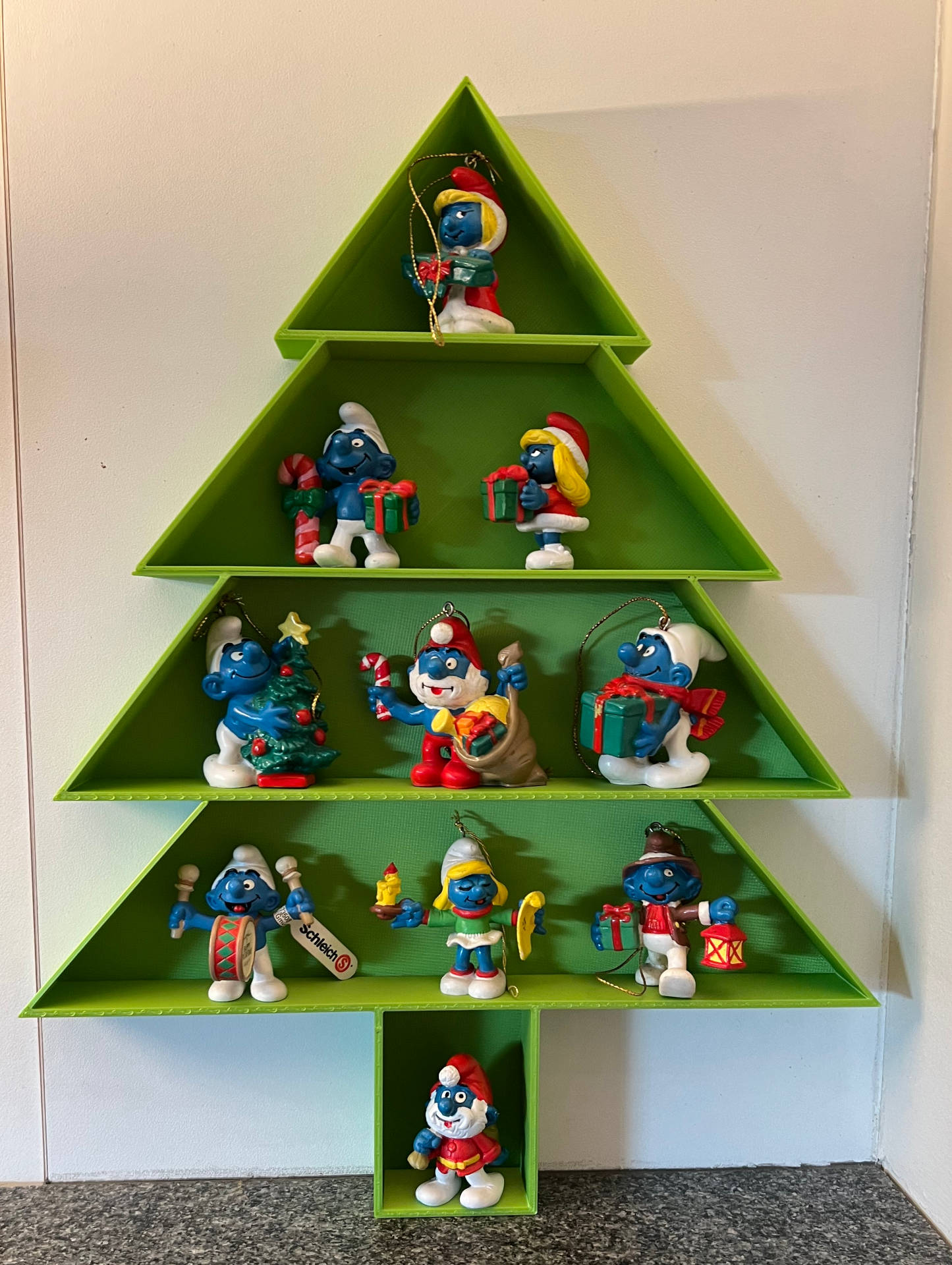 Tree stand for Christmas smurf figurines