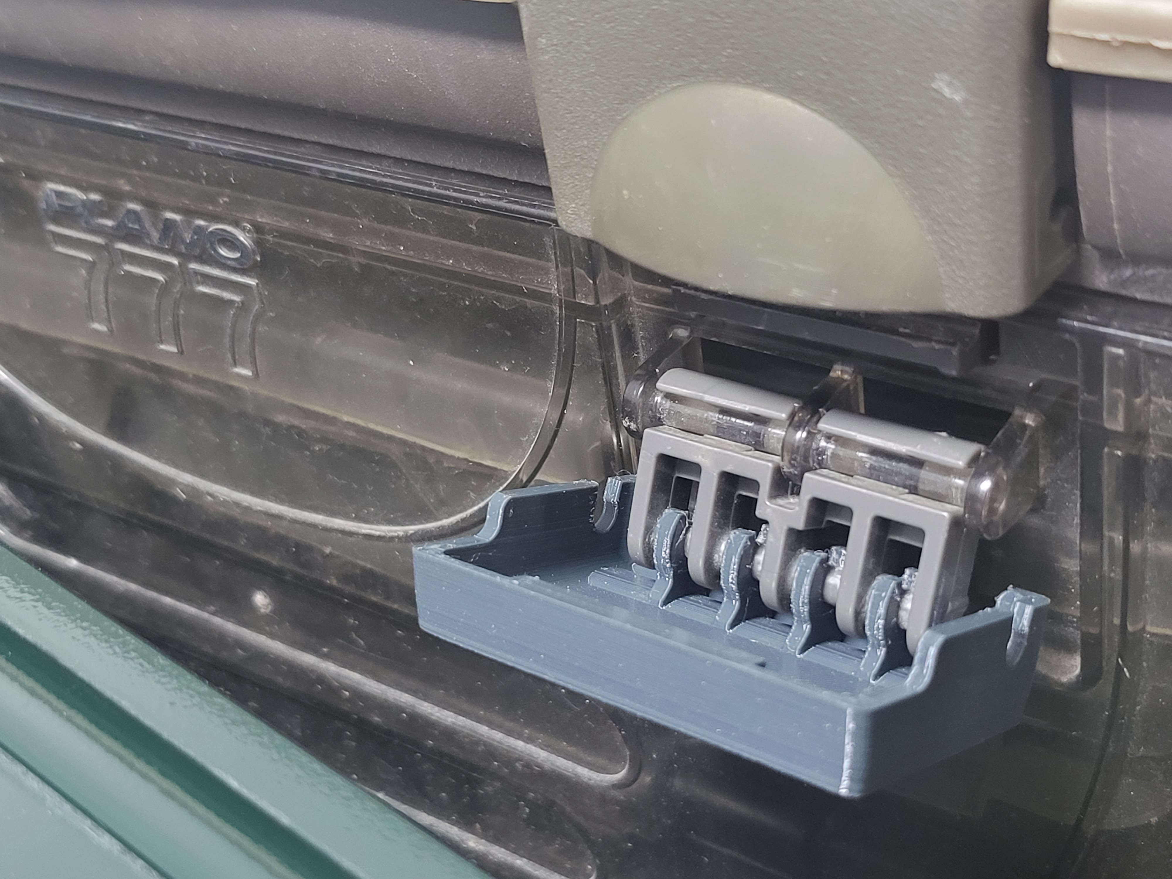 Plano 777 fishing box clamp