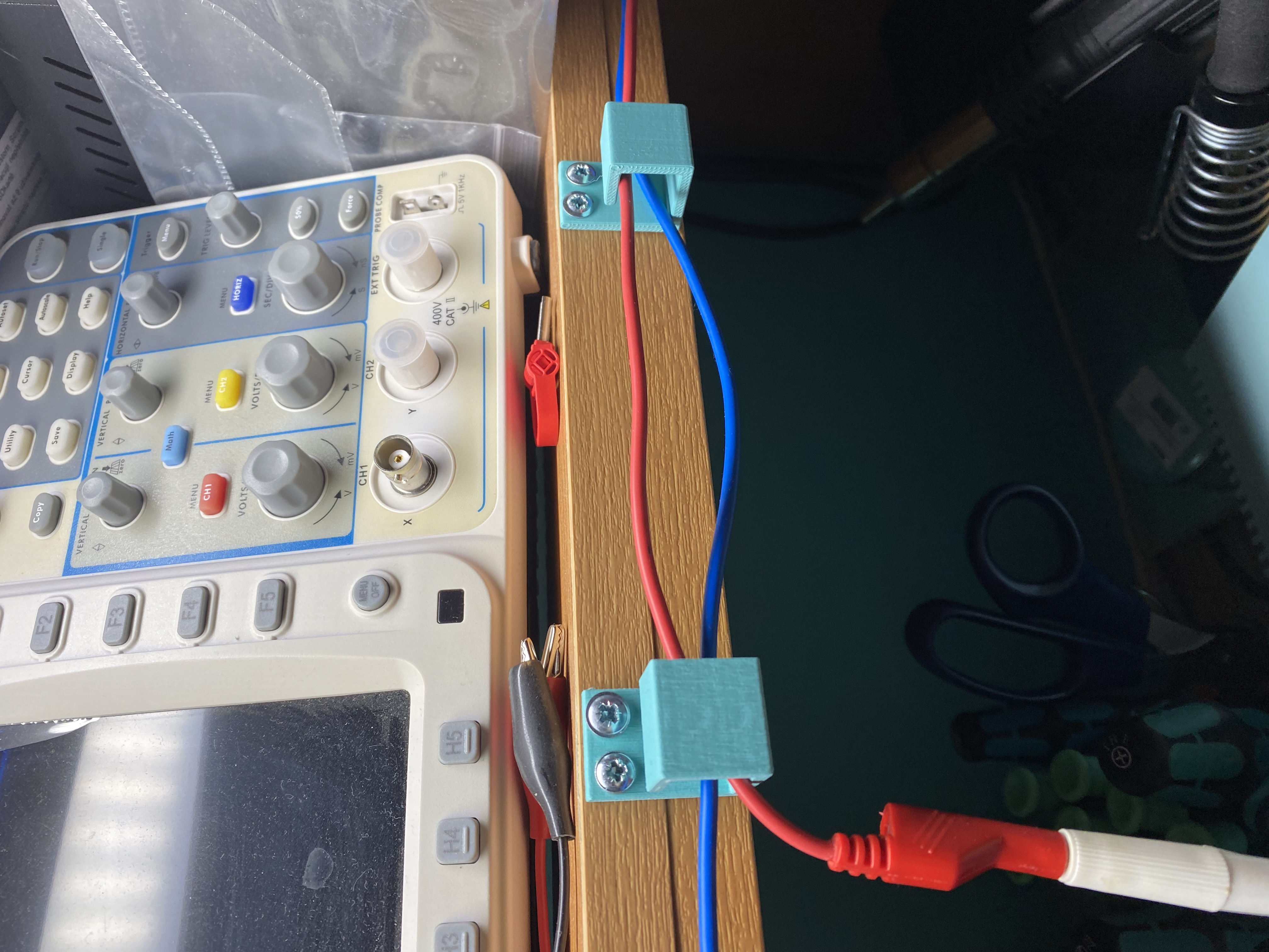 Simple cable holder