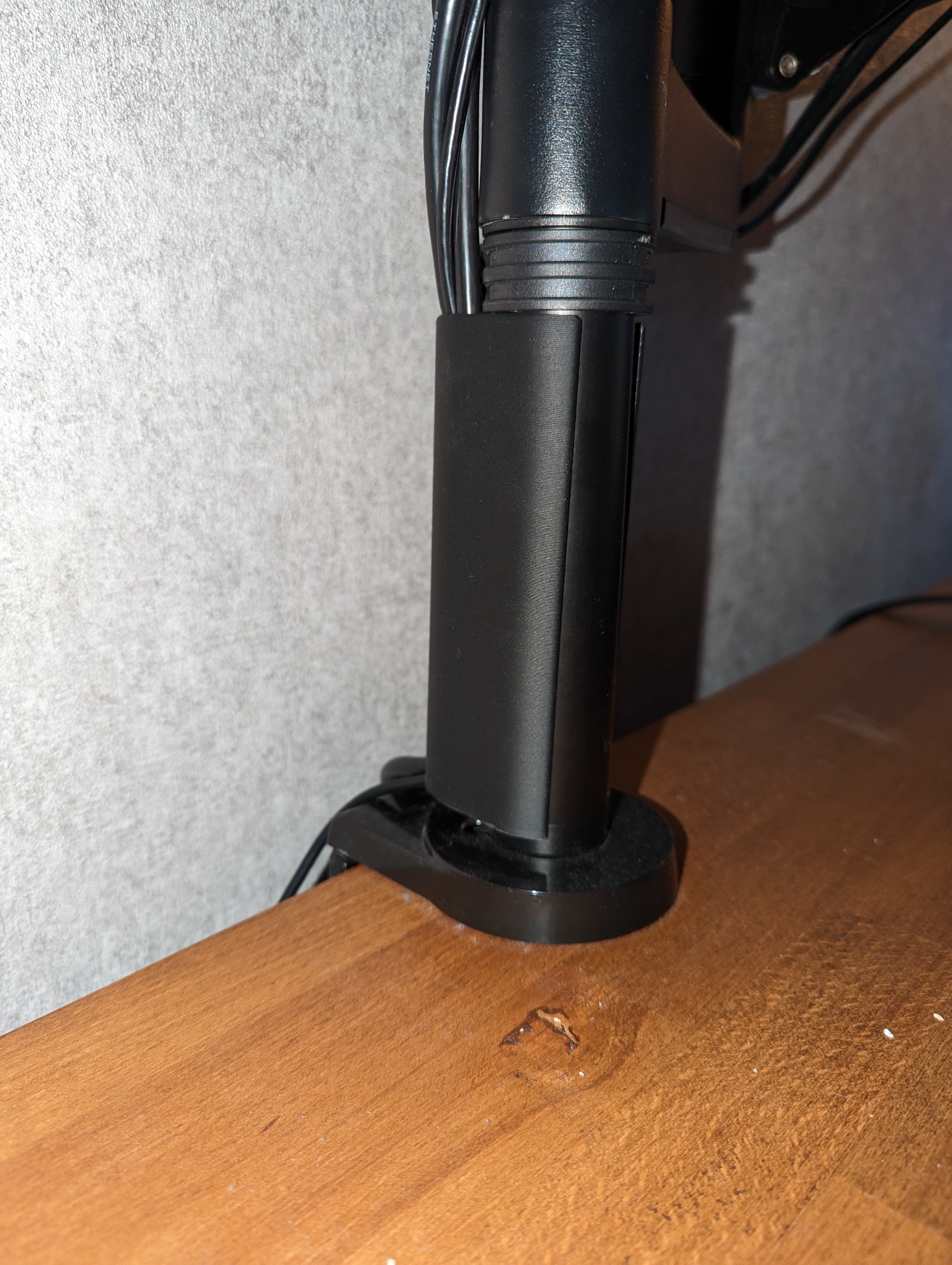 Cable management for a vesa monitor mount by Markus Download free STL