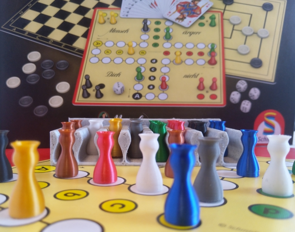Spielefiguren und Lagerungsbox für das Brettspiel