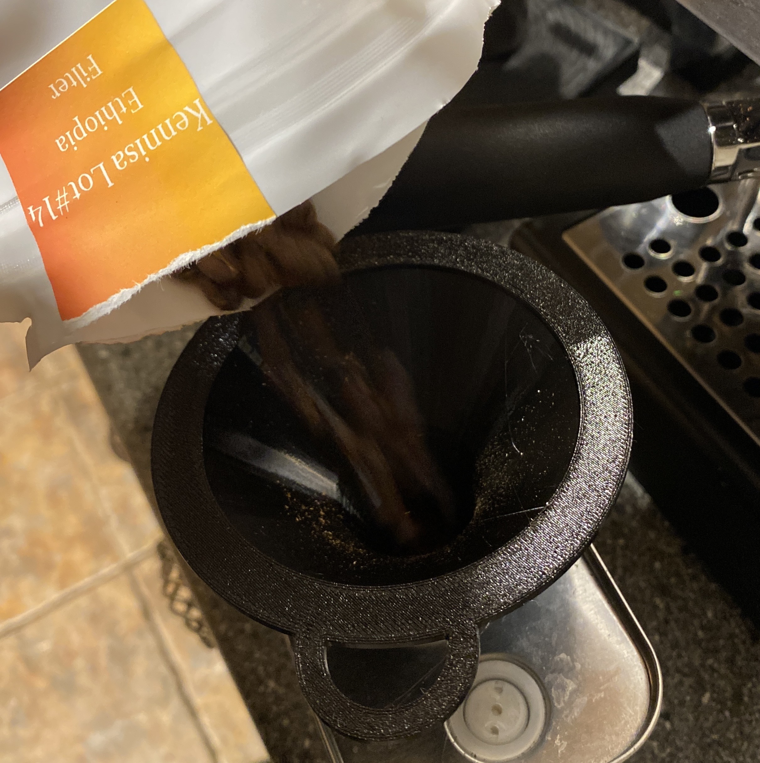 Miniatura 2 do modelo 3D Coffee Container Funnel